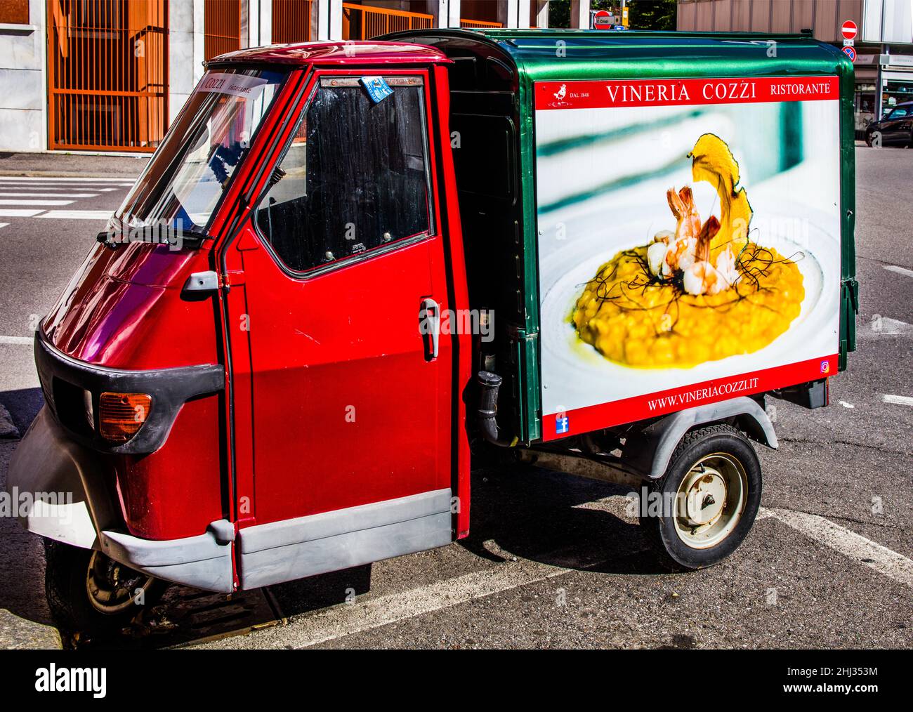 Servicio de entrega de pizza, Ape van, Lombardía, Italia, Lombardía, Italia Foto de stock