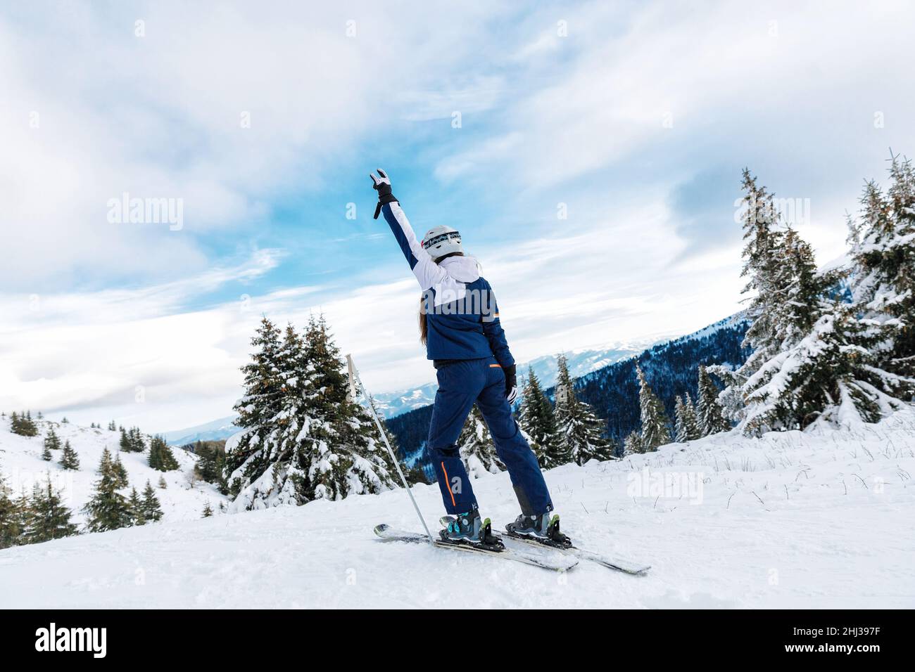 Esquí, esquiador, sol y diversión invernal - mujer disfrutando de vacaciones de esquí. Deporte, ocio y concepto de la gente - feliz mujer joven en gafas de esquí al aire libre. Alquiler de esquí Foto de stock