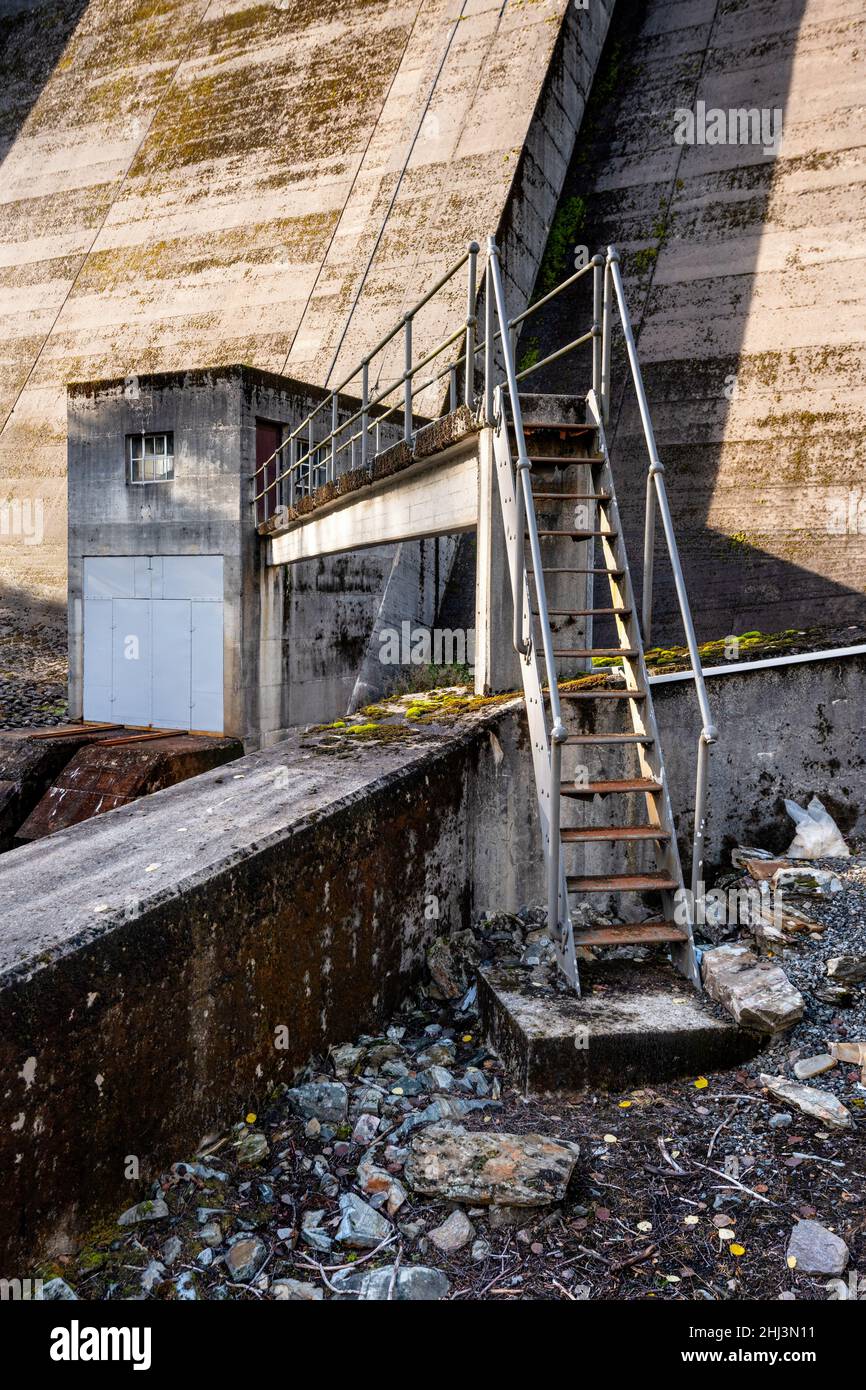 Imágenes de las contrafuertes y el vertedero de la presa Errochty Hydro Electric en Perthshire, Escocia. Parte del Plan Hidráulico Tummel Garry. Foto de stock