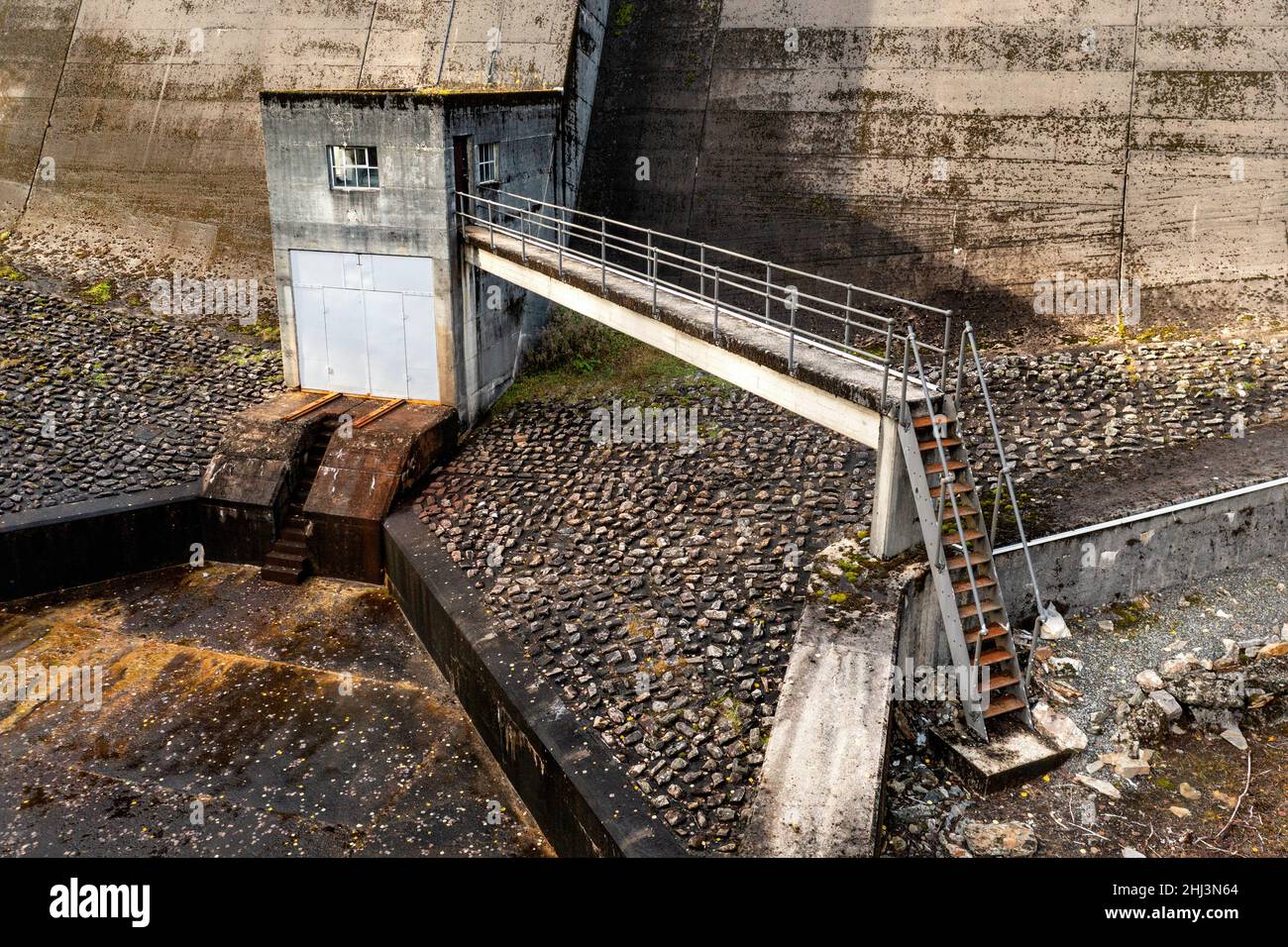 Imágenes de las contrafuertes y el vertedero de la presa Errochty Hydro Electric en Perthshire, Escocia. Parte del Plan Hidráulico Tummel Garry. Foto de stock