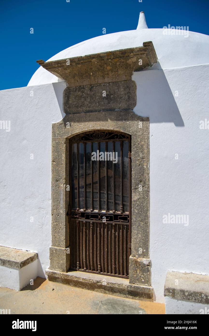 Antiguas puertas de hierro, protección de peregrinos y puerta de la capilla. Entrada cerrada con puerta antigua. Foto de stock