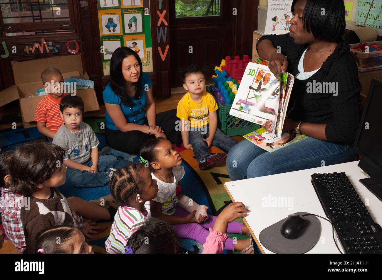 Educación Preescolar HEADSTART maestra de lectura a un grupo de niños de 3-4 años de edad Foto de stock