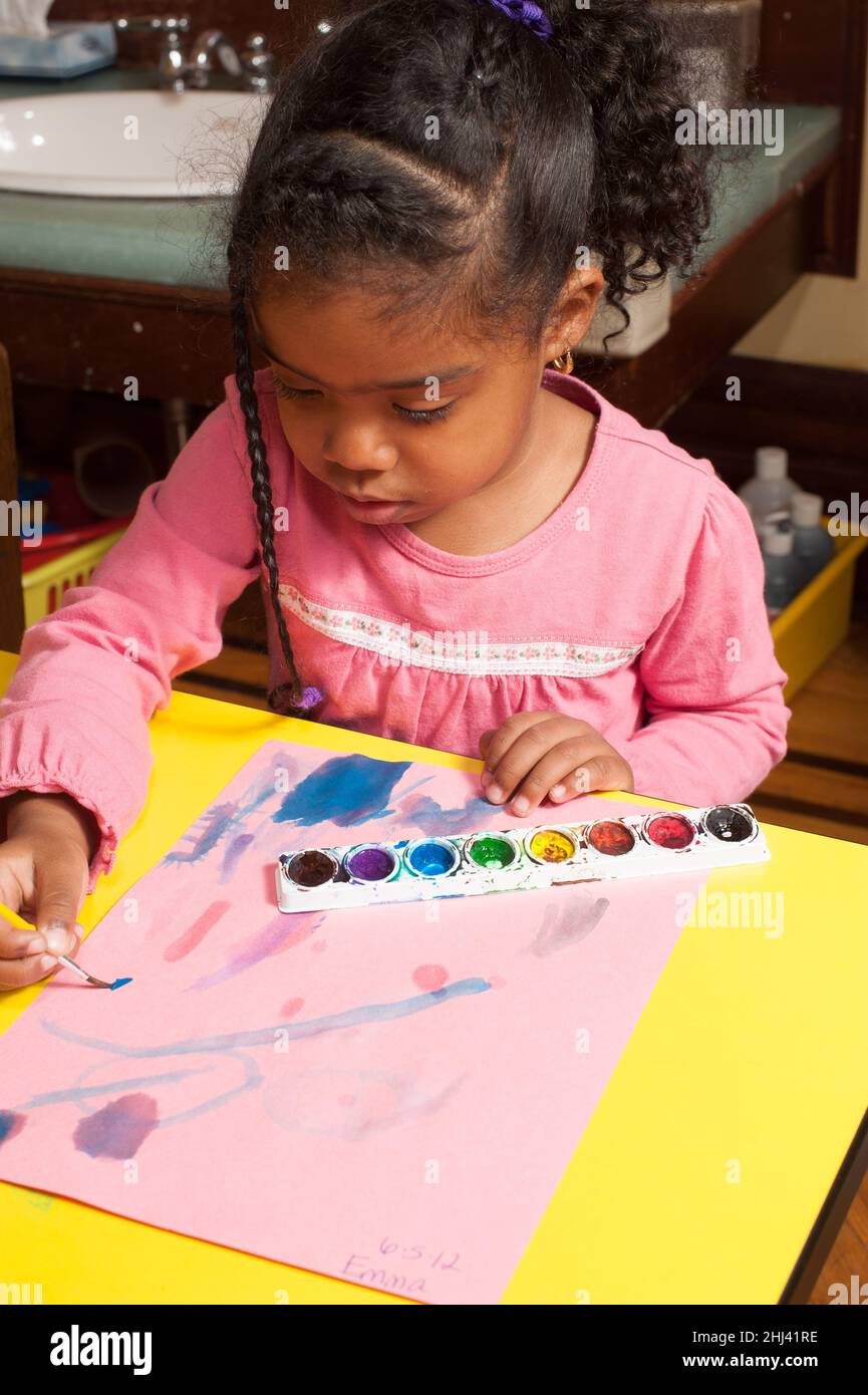 Educación Preescolar 3-4 años de edad actividad de arte niña pintando con colores de agua Foto de stock