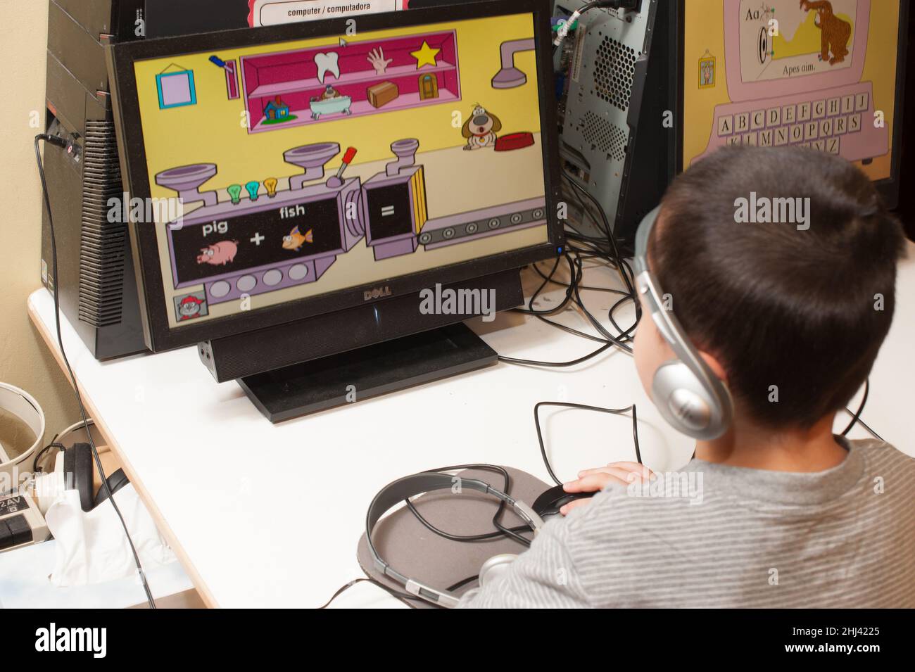 Educación Preescolar Niños de 3-4 años que usan la computadora para jugar  juegos educativos Fotografía de stock - Alamy