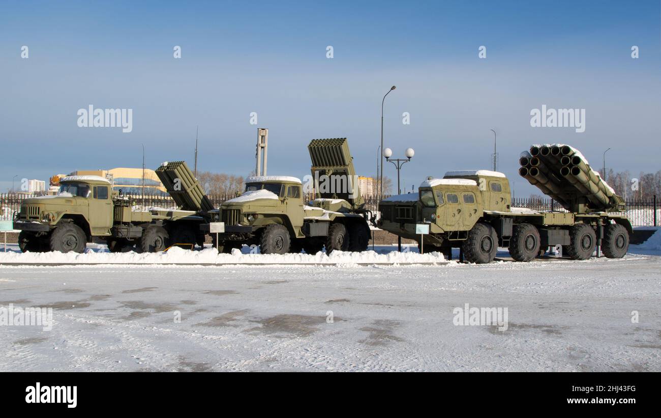 Armas rusas.Katyusha soviético combate vehículos sobre un fondo de cielo azul Foto de stock
