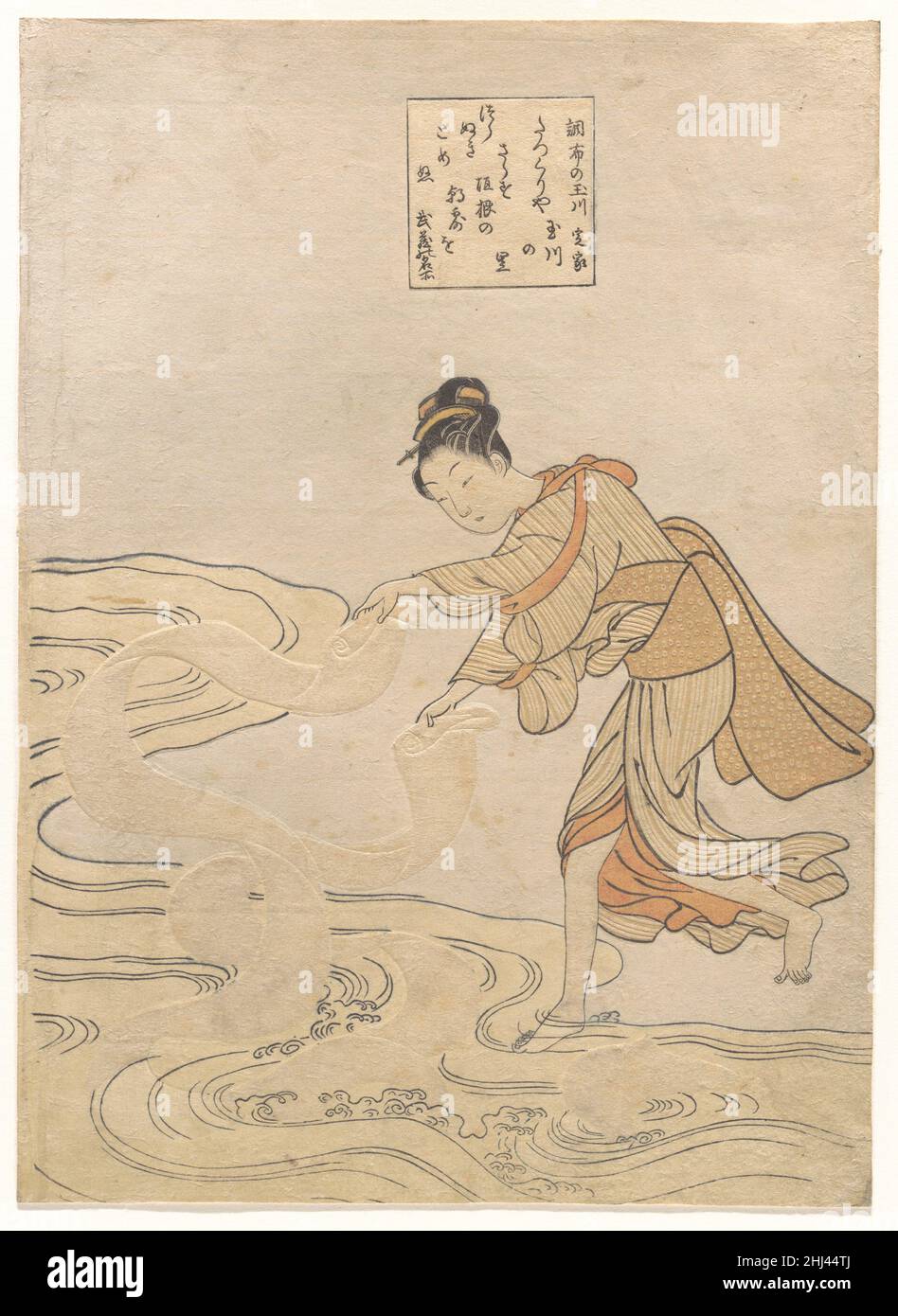 El río Joya en Chōfu (Chōfu no Tamagawa) ca. 1768 Suzuki Harunobu El Tatsukuri japonés (o Tetsukuri), en la zona de Musashi al oeste del Tokio moderno conocido como Chōfu, es un lugar famoso por el blanqueo de tela. La mujer aquí está enjuagando tela en los bancos del río, pero parece casi como si bailara con la tela ondulante. El uso de la técnica de relieve revela sutilmente el espesor del paño. El poema de Fujiwara Teika en la plaza dice:Tamagawa en Chōfu por TeikaEl paño que se cuelga sobre la valla para blanquear captura el rocío matutino en el pueblo de Tamagawa.(trans. Por Miyeko Murase). La joya R Foto de stock