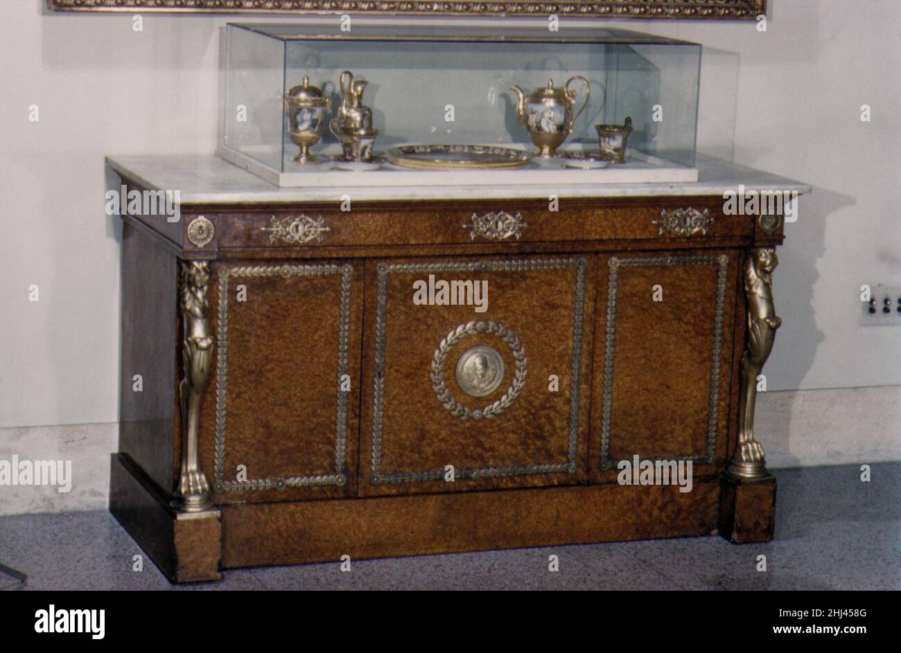 Armario (commode à vantaux) ca. 1813–25 François-Honoré-Georges Jacob-Desmalter El francés Jacob-Desmalter fue el principal fabricante de muebles del Imperio, y este gabinete es testimonio elocuente de que su manejo elegante de grandes proporciones no se redujo durante la Restauración. La forma de estampilla fue utilizada de 1815 a 1826. Armario (commode à vantaux) 194568 Foto de stock