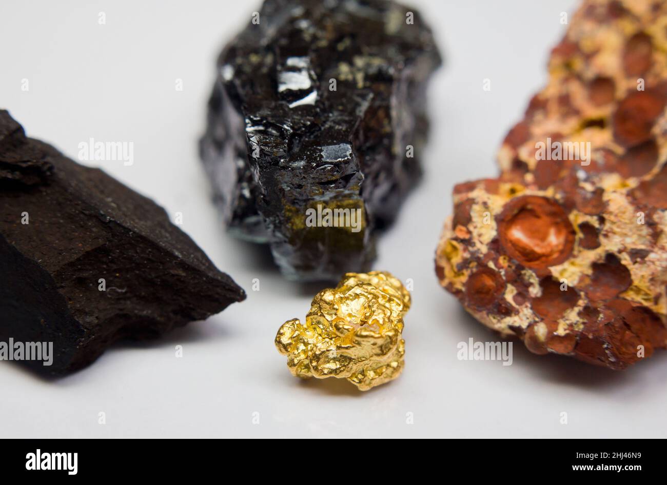 Oro-nugget, bauxita mineral y carbón - antracita y lignito Foto de stock