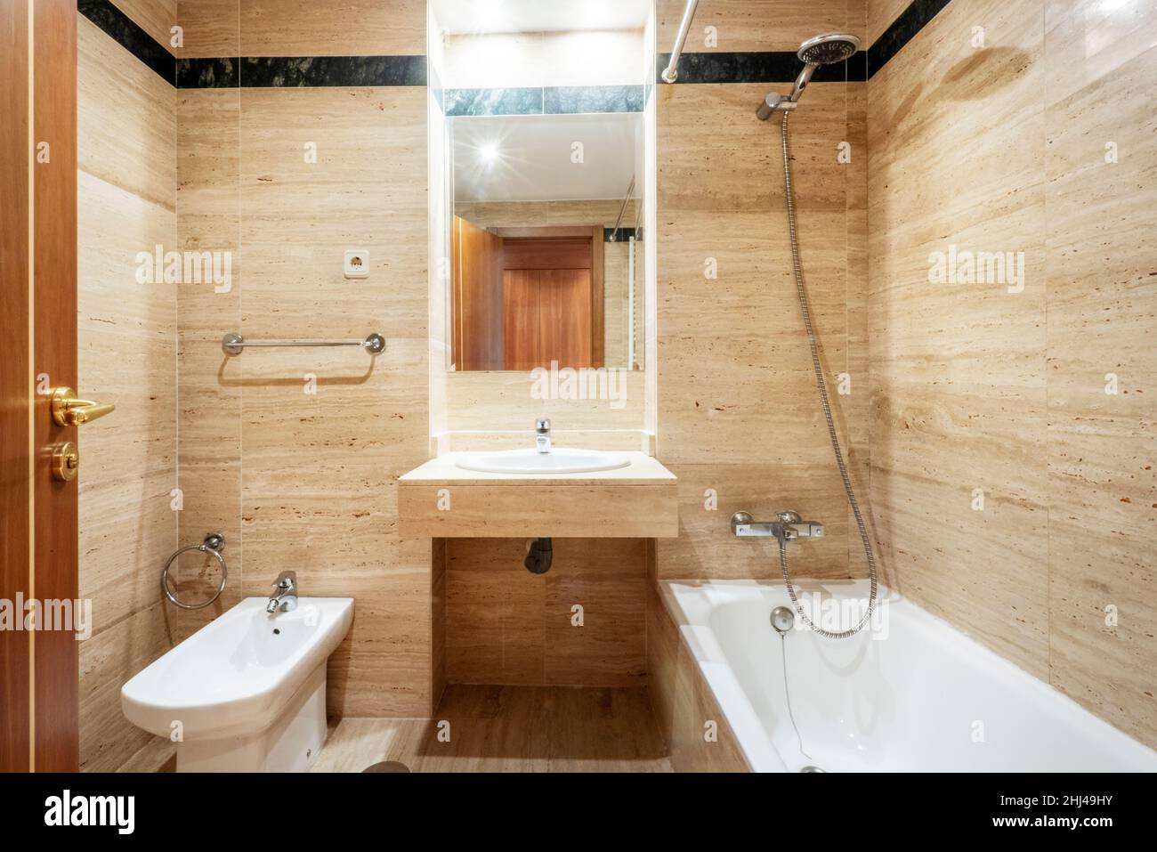 Apartment bathroom bathtub bidet faucet fotografías e imágenes de alta  resolución - Alamy
