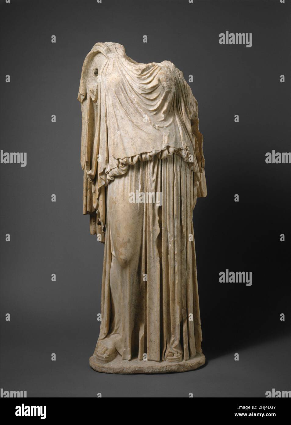 Estatua de mármol de Eirene (la personificación de la paz) ca. 14–68 A.D. Copia romana del original griego de Kephisodotos Copia de una estatua de bronce griega de 375/374–360/359 A.C. por KephisodotosoEirene, la hija de Zeus y Themis, era uno de los tres Horai (Estaciones), maidens estrechamente asociados con la fertilidad de la tierra y el cuidado de los niños. El bronce original fue erigido en el Agora (mercado) de Atenas entre 375/374 y 360/359 a.C. Rara vez puede un monumento antiguo ser fechado tan exactamente. Sabemos por fuentes literarias que el culto de Eirene fue introducido a Atenas en 375/374, AN Foto de stock
