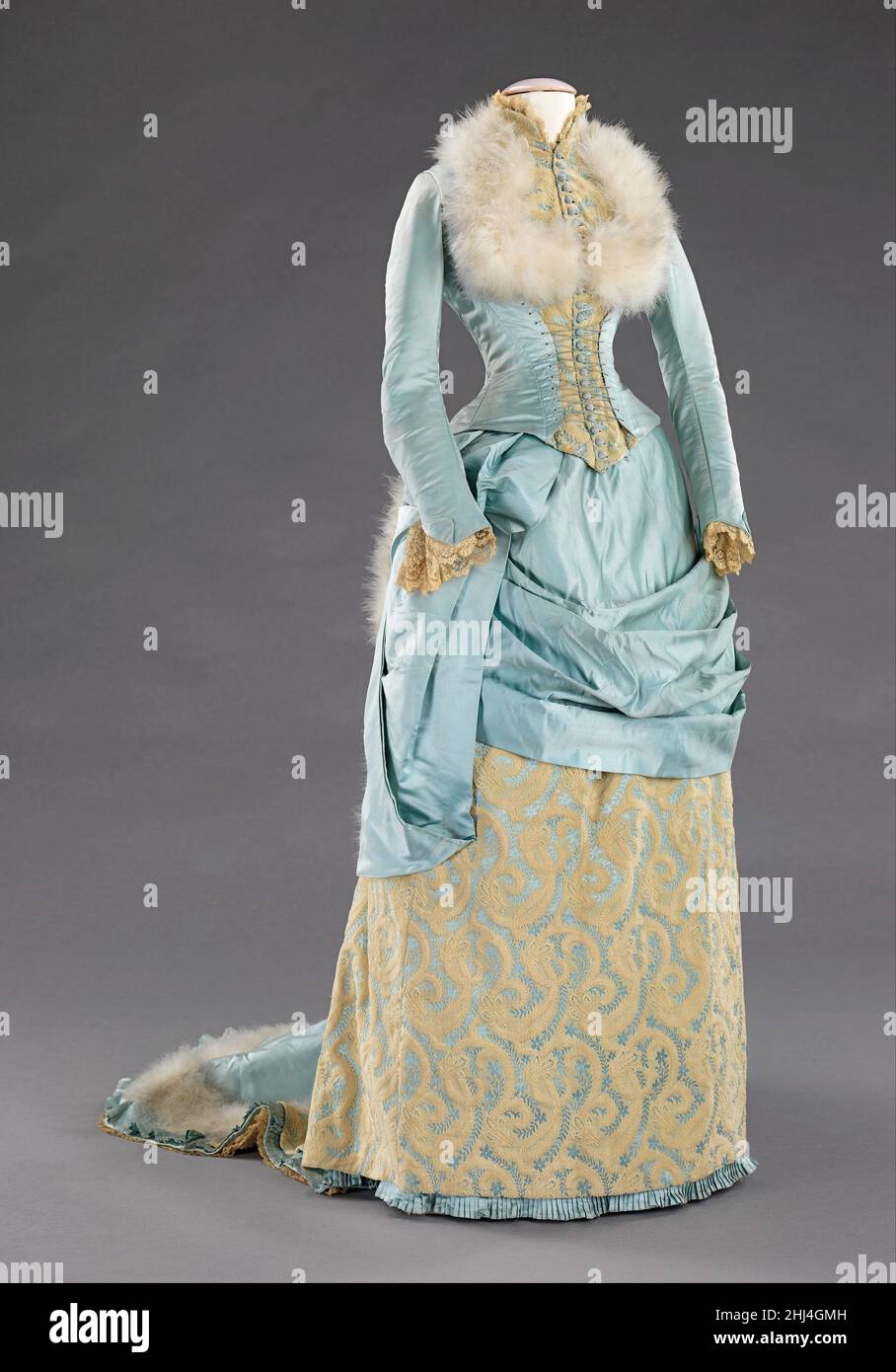 Vestido de noche 1885 R. H. White & Co. American la silueta del bullicio,  Aunque se asoció principalmente con la segunda mitad del siglo 19th, se  originó en modas anteriores como un