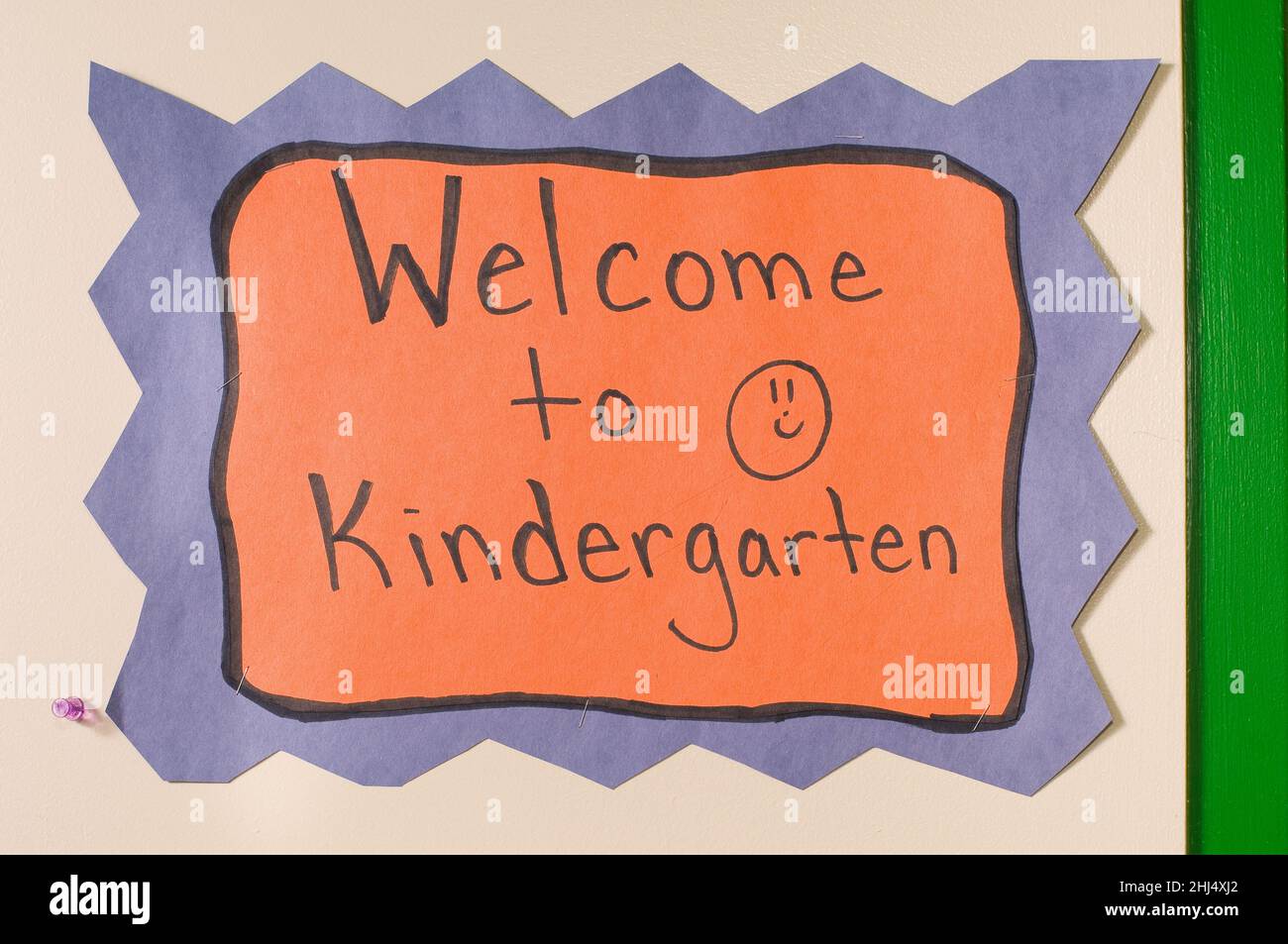 Cartel de bienvenida en la puerta del salón de clases de Kindergarten Foto de stock