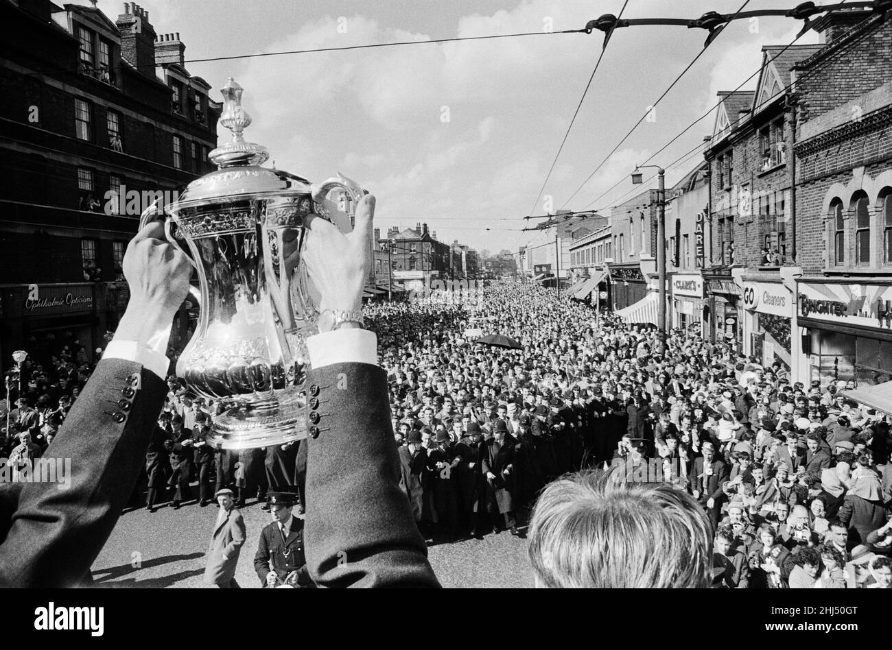 1960 1961 Tottenham Hotspur Temporada ganadora doble. El equipo de SPURS regresa a Londres en un autobús de dos pisos descubierto con el trofeo FA Cup y League Championship después de su victoria sobre Leicester en la final se hizo con un histórico Double. 7th de mayo de 1961. Foto de stock
