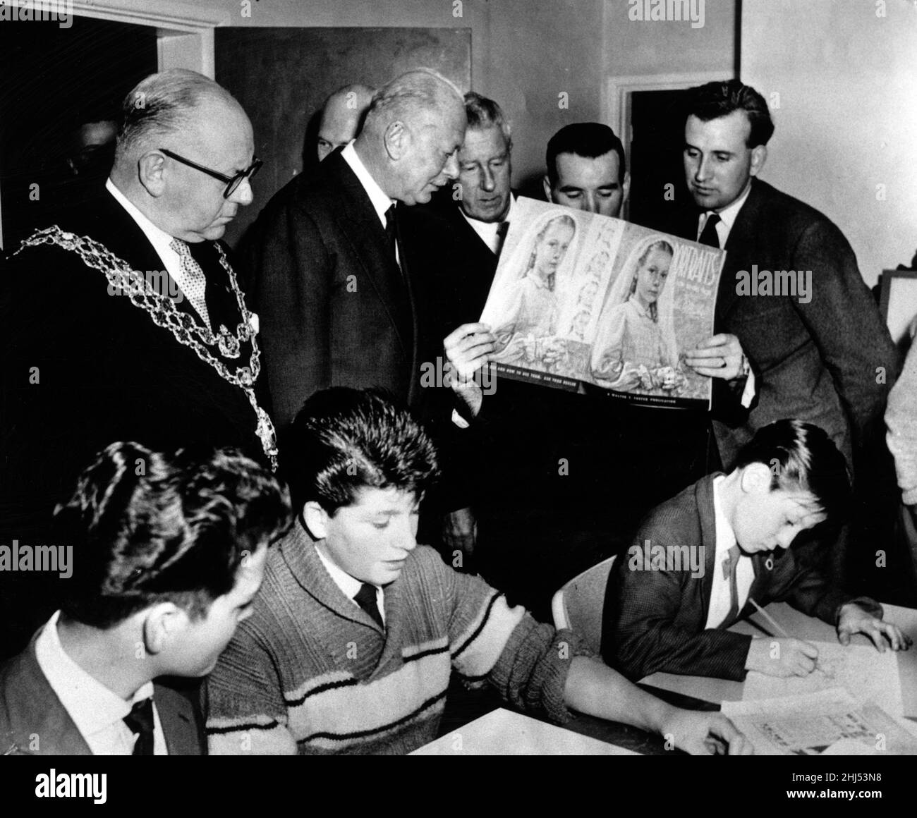 El Príncipe Enrique, Duque de Gloucester, en la inauguración oficial del Club Juvenil Shard End con Lord Mayor, Eric Edward Mole (extremo izquierdo). 1961. Foto de stock