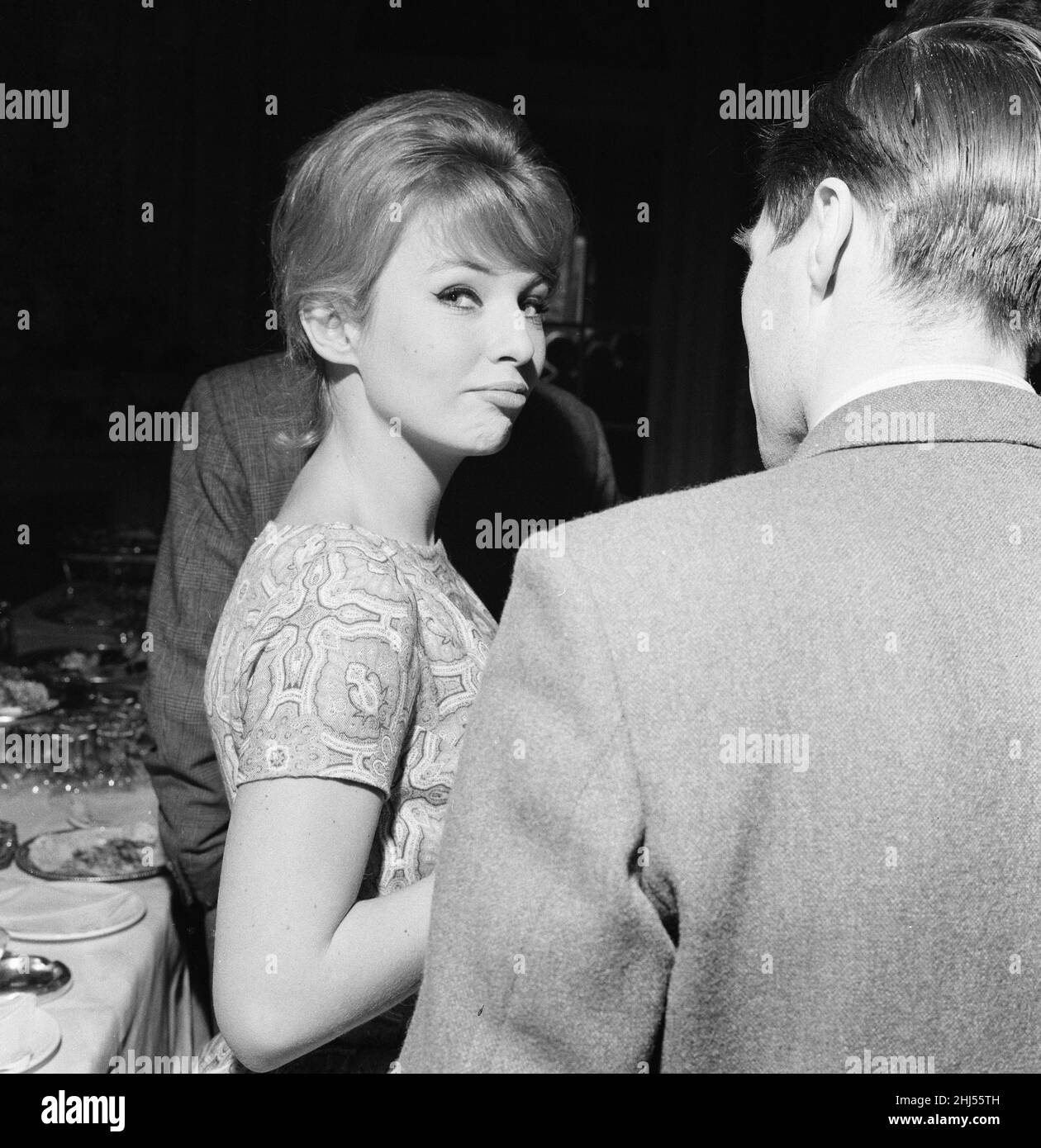 Annette Stroyberg, actriz danesa, Londres, domingo 14th de diciembre de 1958. Annette está en el Reino Unido para una prueba de pantalla, espera un papel en la nueva película Los Guns de Navarone. Foto de stock