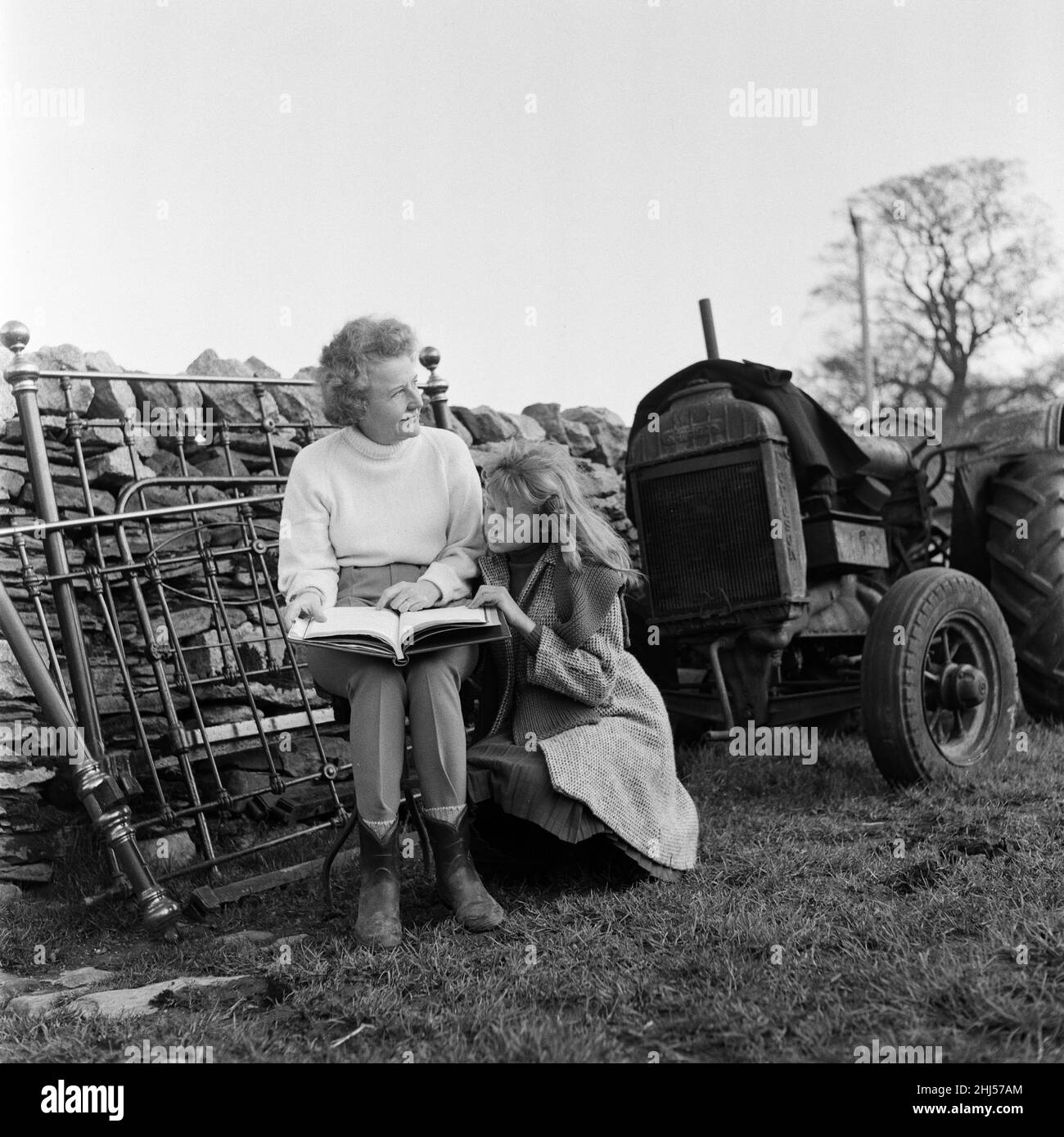 Mary Hayley Bell y su hija Hayley Mills fotografiaron al sol en Downham