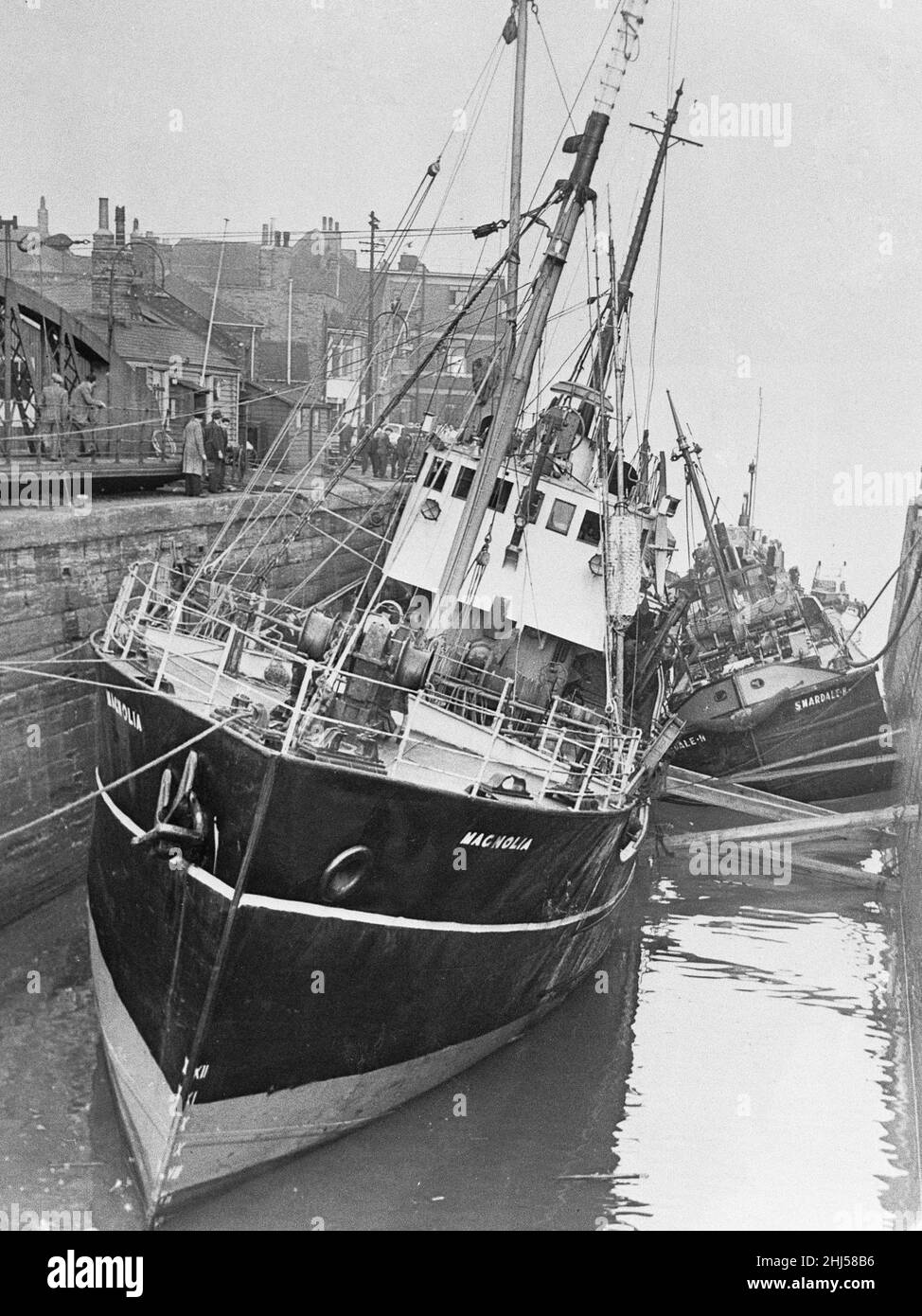El barco de arrastre Magnolia visto aquí en la marea baja en la entrada del muelle de St Andrews, Hull 11th de octubre de 1956 Foto de stock
