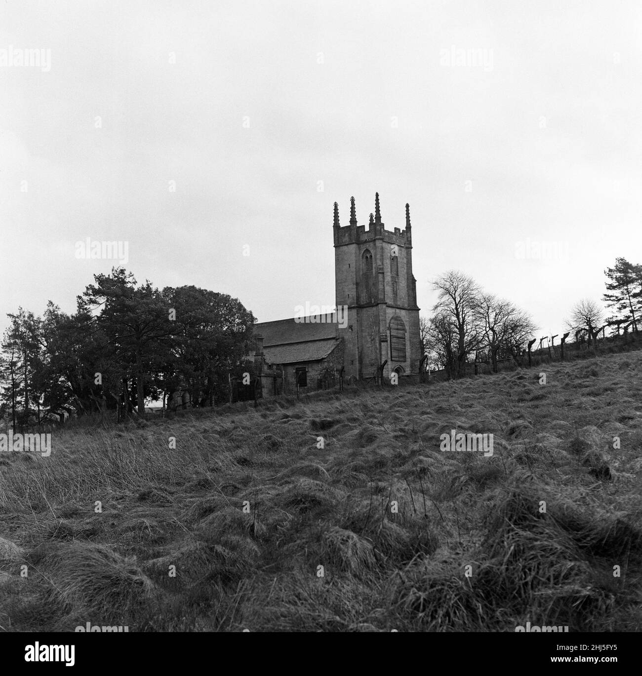 El pueblo de Imber, en la llanura de Salisbury en Wiltshire. Imber fue evacuado en 1943 para proporcionar un área de ejercicio para las tropas estadounidenses que se preparan para la invasión de Europa durante la Segunda Guerra Mundial. En la foto, Iglesia de San Giles. 26th de febrero de 1961. Foto de stock
