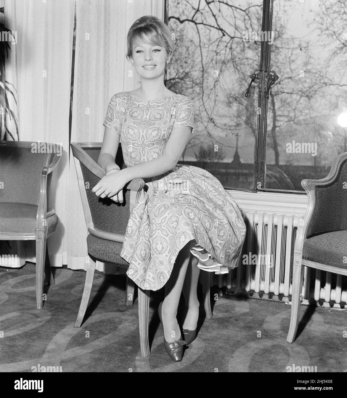Annette Stroyberg, actriz danesa, Londres, domingo 14th de diciembre de 1958. Annette está en el Reino Unido para una prueba de pantalla, espera un papel en la nueva película Los Guns de Navarone. Foto de stock