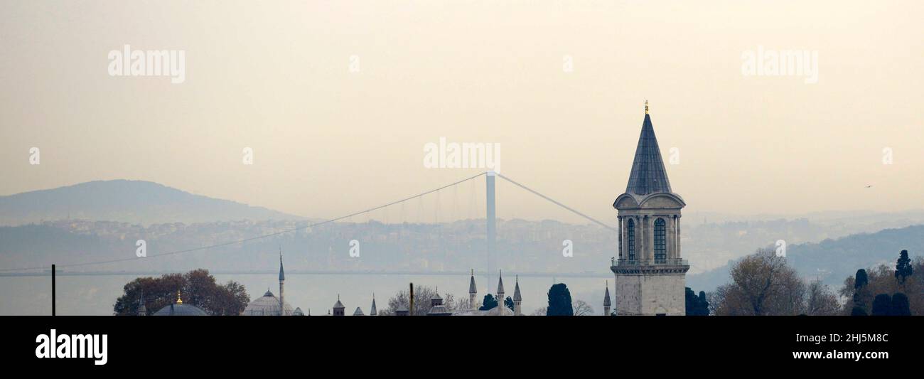 Torre de la Justicia en el palacio de Topkapi con el puente de los Mártires del 15 de julio en el fondo. En Estambul, Turquía. Foto de stock