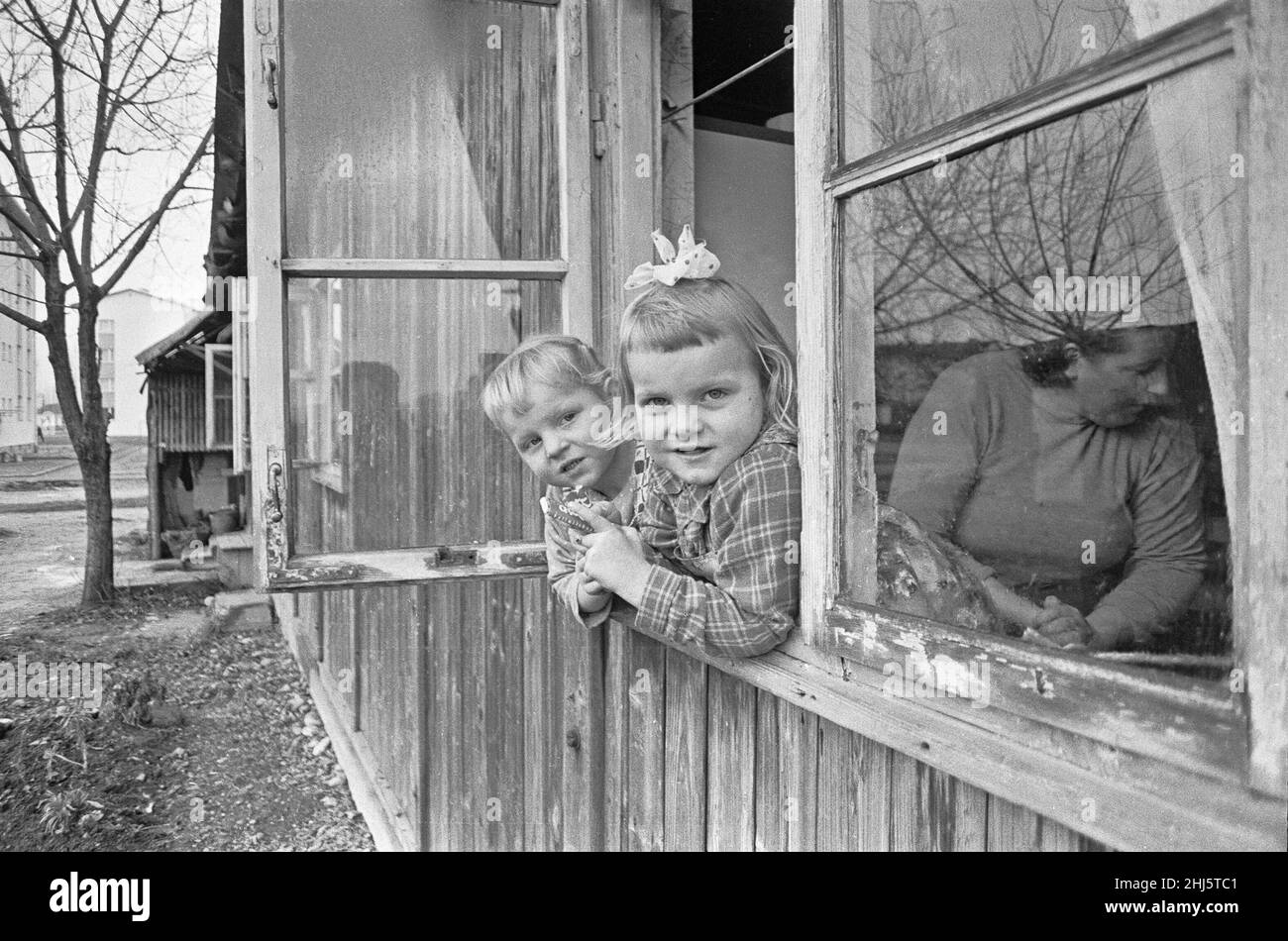 Casi 15 años después del final de la Segunda Guerra Mundial, en Austria  todavía existen más de 170 campamentos de refugiados para personas  desplazadas del conflicto. Según la ONU, hay 45 campos
