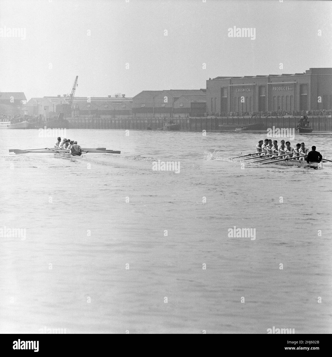 La Boat Race, Cambridge contra Oxford. 1957. La carrera se llevó a cabo desde el punto de partida en Putney Bridge en el río Támesis en Londres, hasta la línea de meta en Chiswick Bridge en la zona de Mortlake en el oeste de Londres. El campo Boat Race, conocido como el campo de campeonato, tiene 4 millas, 374 yardas o 6,8 km de largo. La Boat Race 103rd tuvo lugar el 30 de marzo de 1957. La Boat Race, que se celebra anualmente, es una carrera de remo en paralelo entre tripulaciones de las universidades de Oxford y Cambridge a lo largo del río Támesis. La carrera fue despiñada por el ex lanzador de Oxford Gerald Ellison. A pesar de que Oxford es la favorita y con el Foto de stock