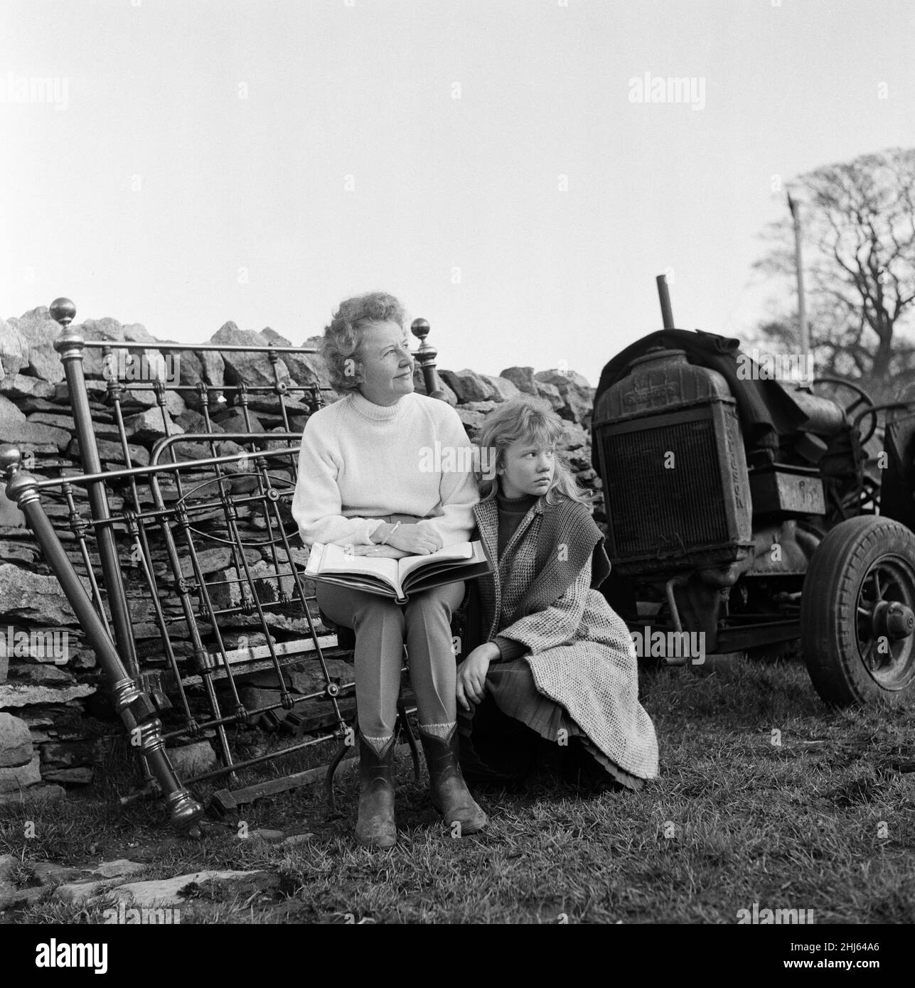Mary Hayley Bell y su hija Hayley Mills fotografiaron al sol en Downham