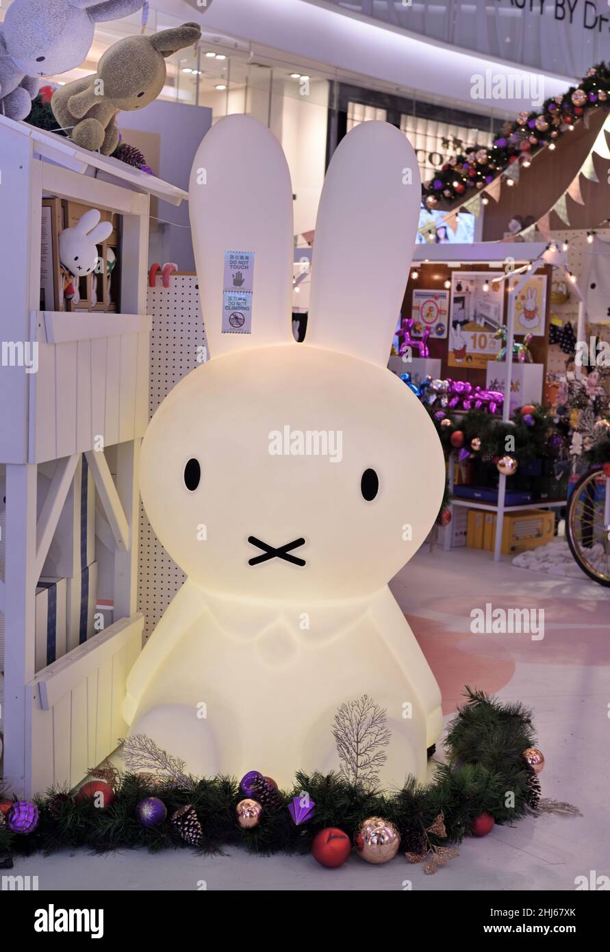 Una figura Miffy brillante en el suelo para la decoración de Navidad en una galería comercial Foto de stock