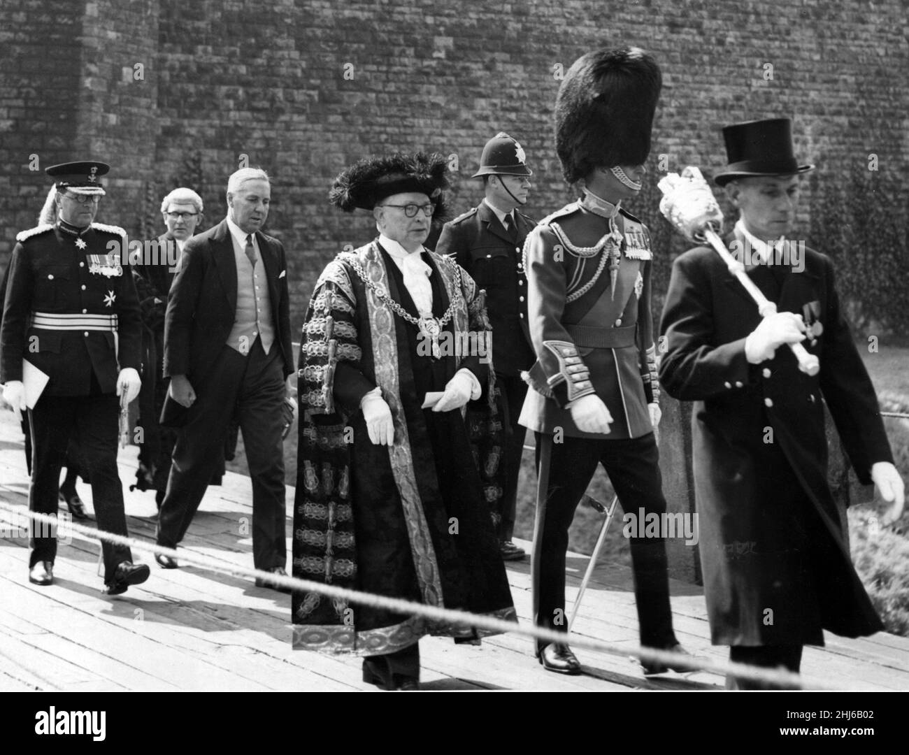 El príncipe Felipe, duque de Edimburgo, abandona el castillo después de la ceremonia de la libertad, acompañado por el alcalde de Cardiff (Alderman D.T Williams) el teniente del señor de Glamourgan (mayor C.G Traherne) el ministro de asuntos galeses (Sr. Henry Brooke) y otros invitados distinguidos. 29th de abril de 1957. Foto de stock