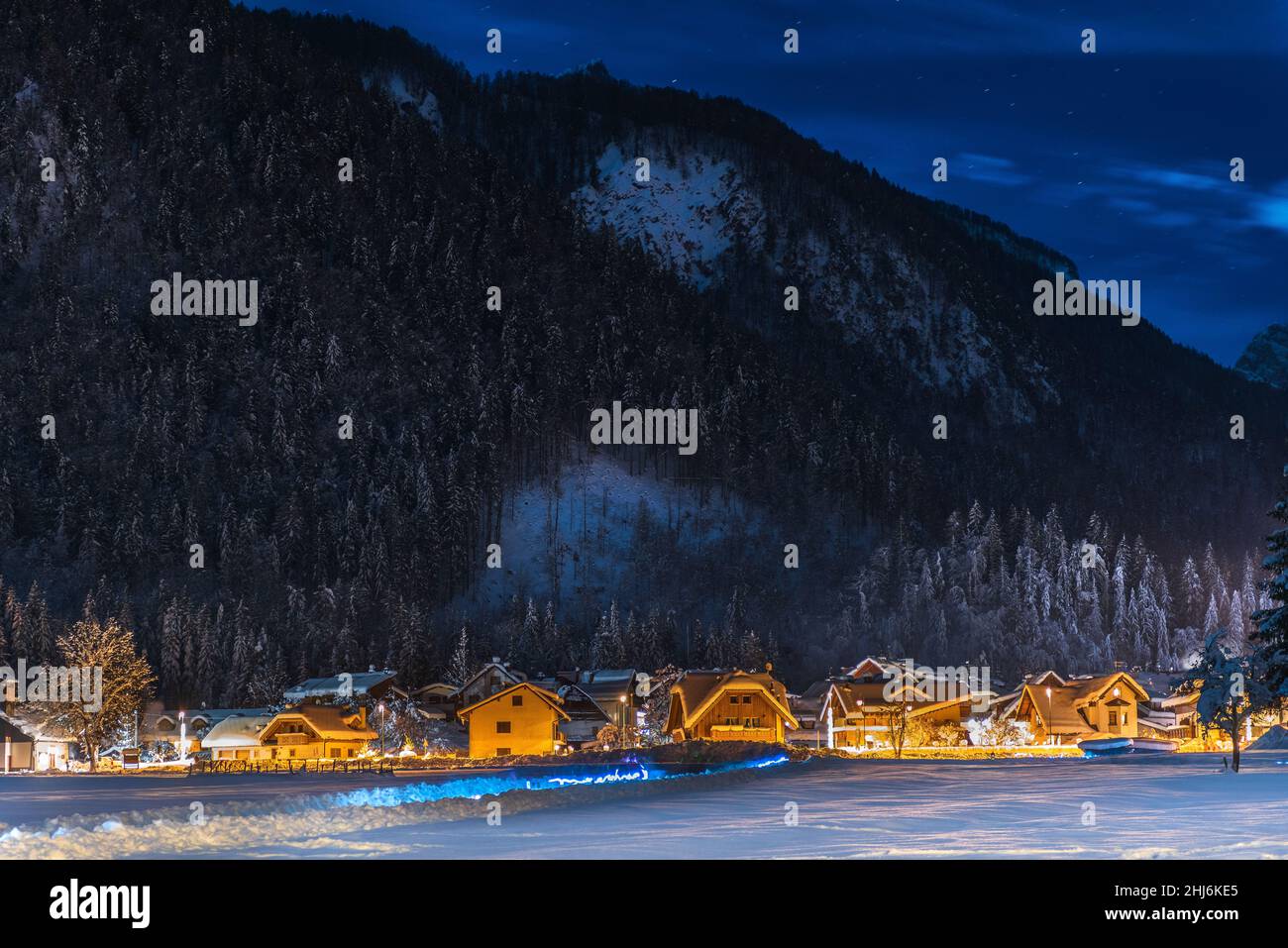 Noche nevada vista de invierno de un pueblo italiano de montaña. Malborghetto Valbruna, Alpes Julianos, provincia de Udine, Friuli Venezia Giulia, Italia. Foto de stock