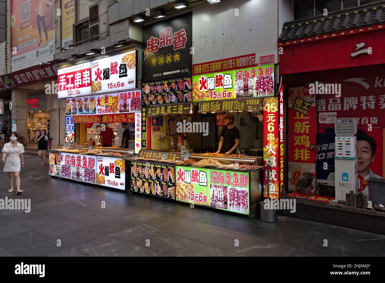 Puesto de comida, comida callejera en Shenzhen, China Foto de stock