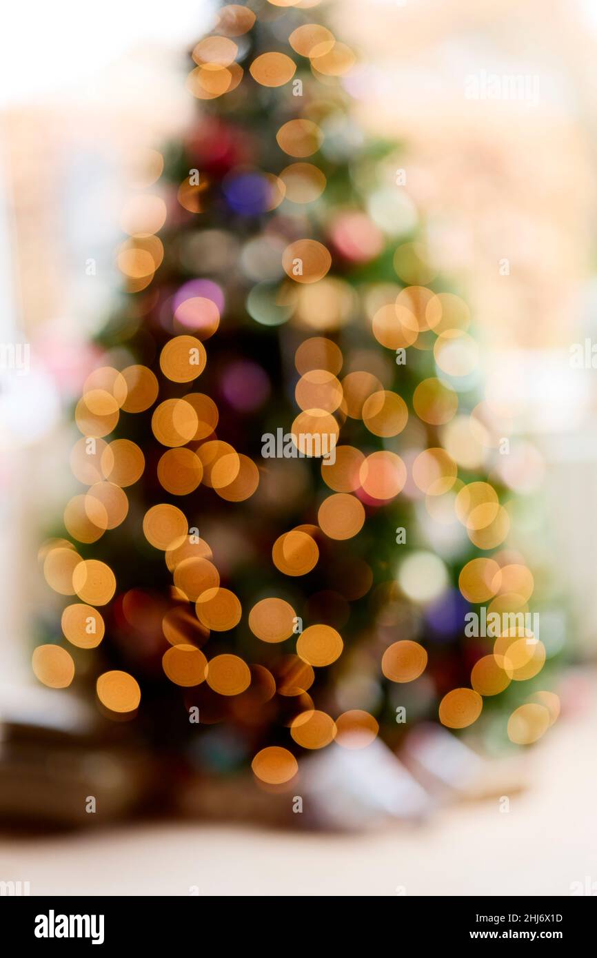 Árbol de Navidad desenfocado y luces Foto de stock