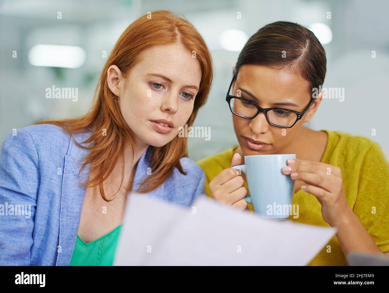 Dos cabezas son mejores que una. Dos atractivas mujeres que miran a