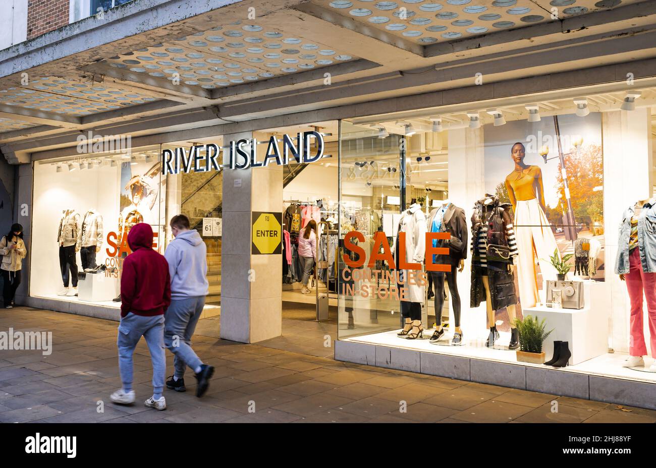 Tienda River Island con logotipo de marca. Swansea, Gales, Reino Unido - 16 de enero de 2022 Foto de stock