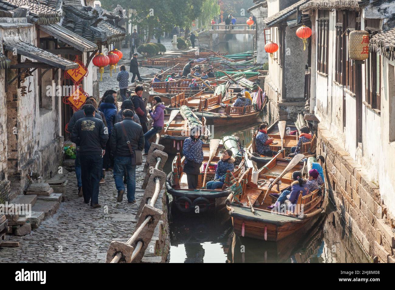 Taxis acuáticos a la espera de clientes en un canal en la ciudad de Zhouzhuang, China Foto de stock