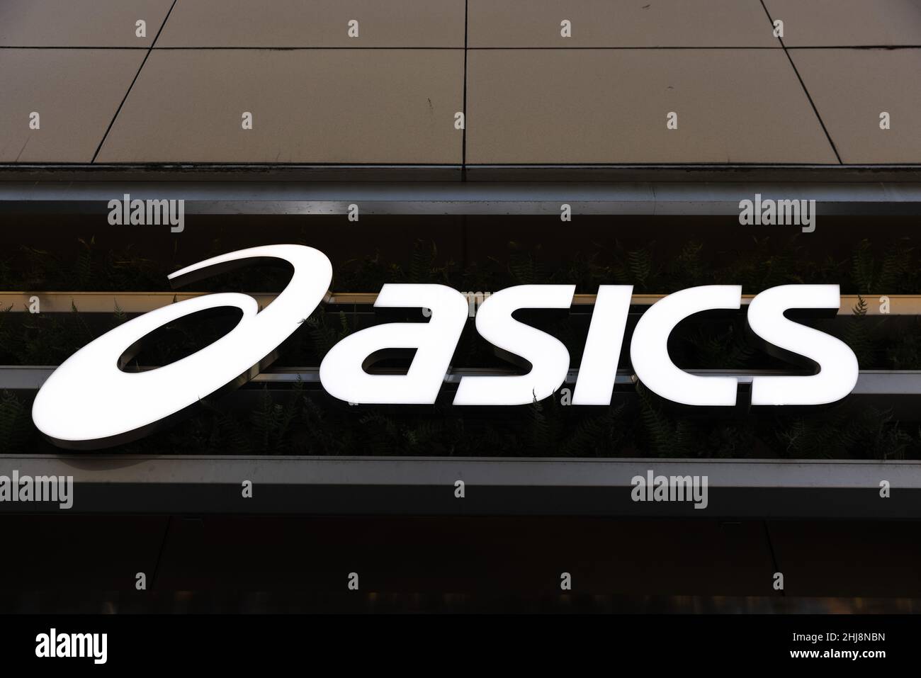 Asics store fotografías imágenes de alta resolución - Alamy