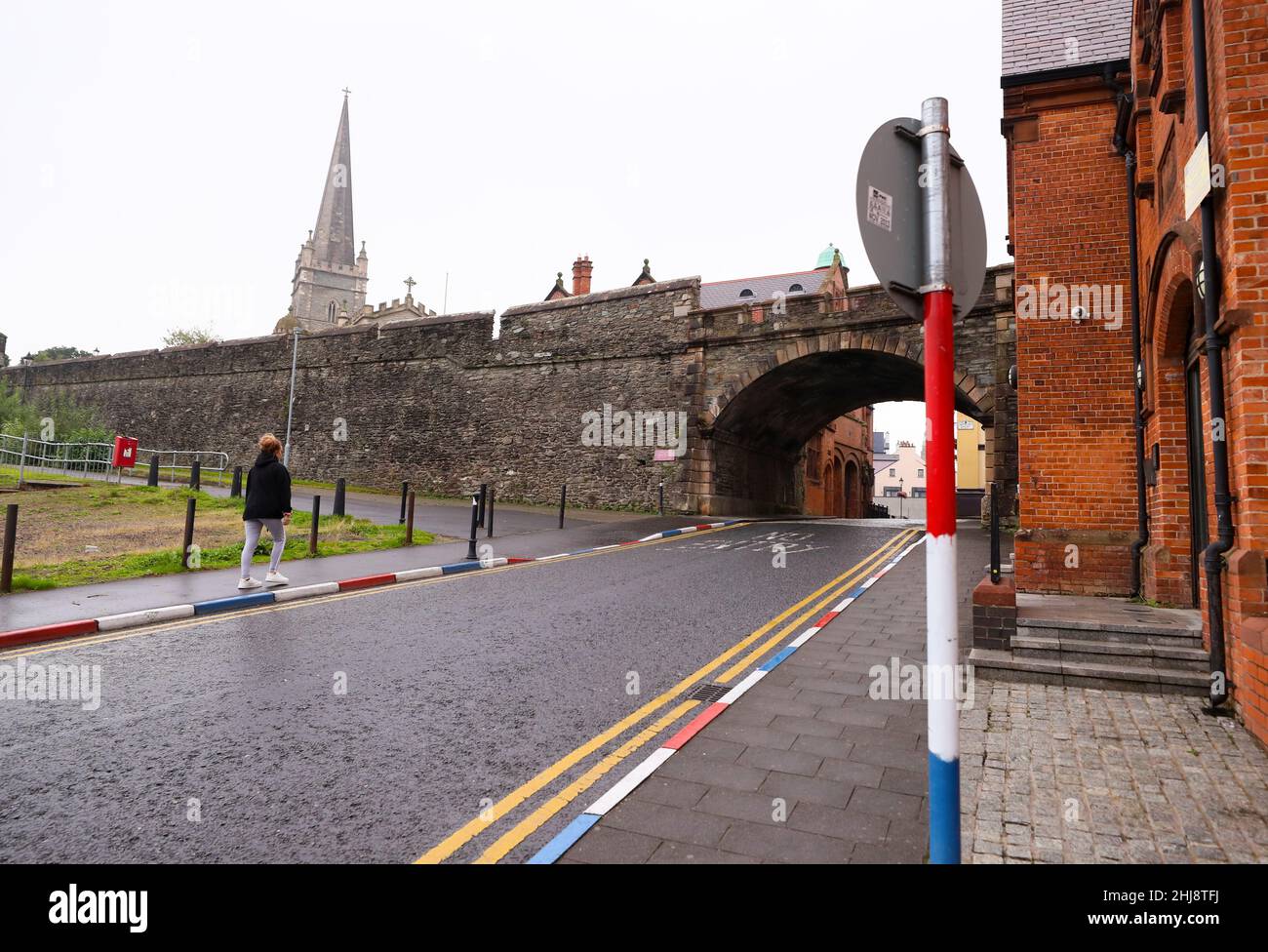 La Fuente y Loyalist/Protestante al lado de las murallas en la ciudad de Derry, Irlanda del Norte Foto de stock
