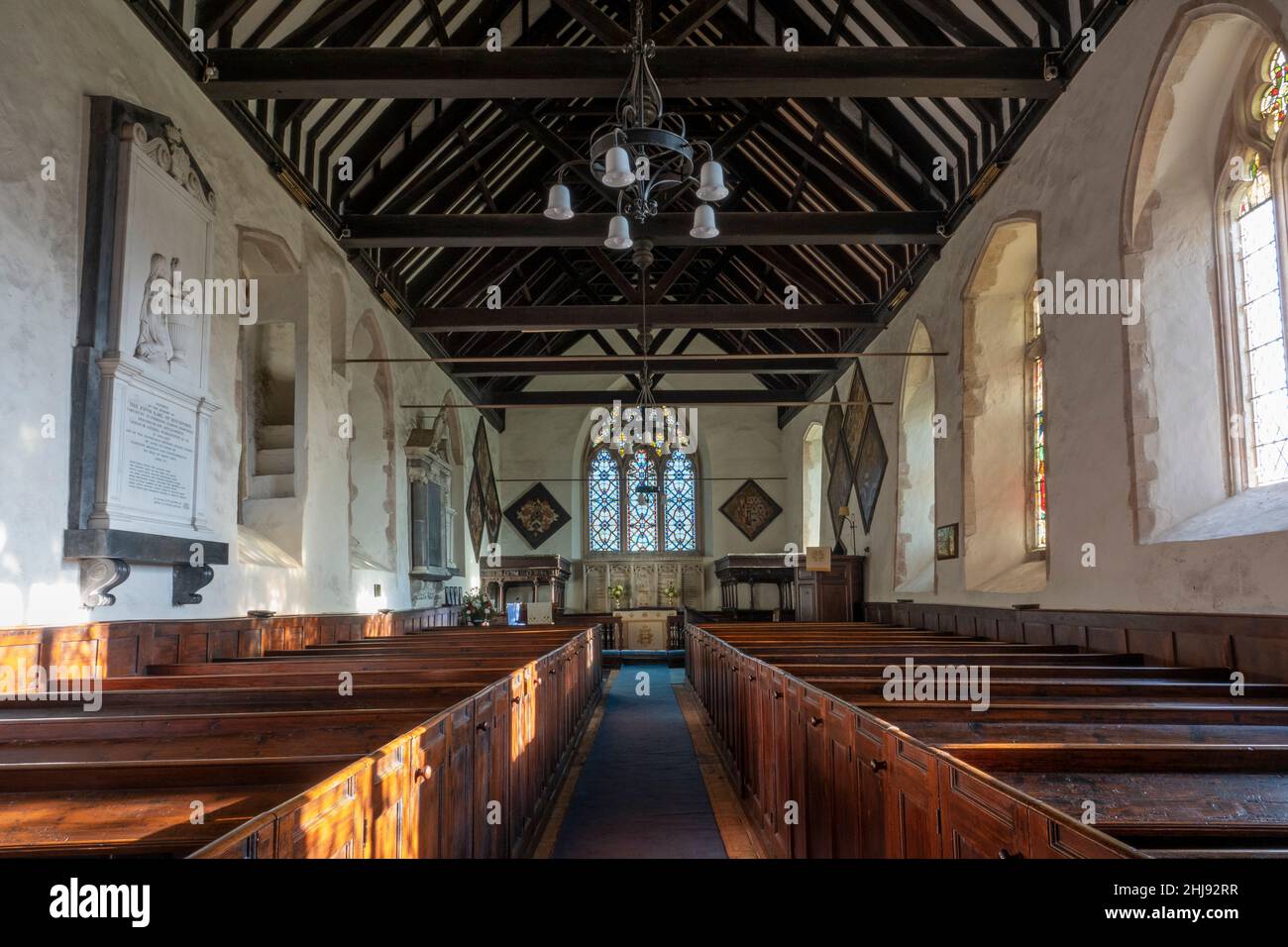 En el interior mirando al este All Saints Church Easton, Suffolk, Reino Unido Foto de stock
