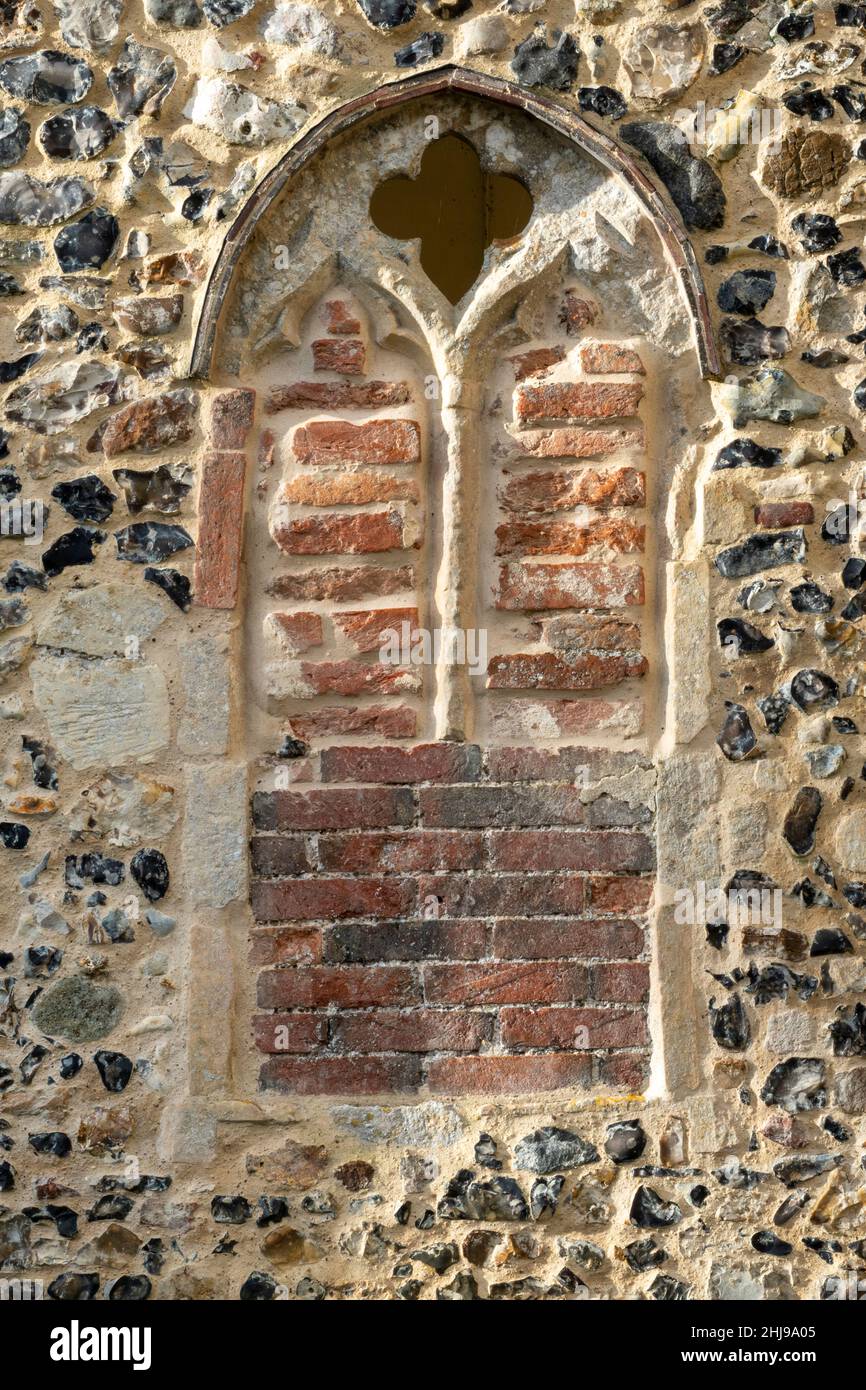 Bloqueado en la viuda normanda mullion en la Iglesia de San Lorenzo, Brundish, Suffolk, Reino Unido Foto de stock