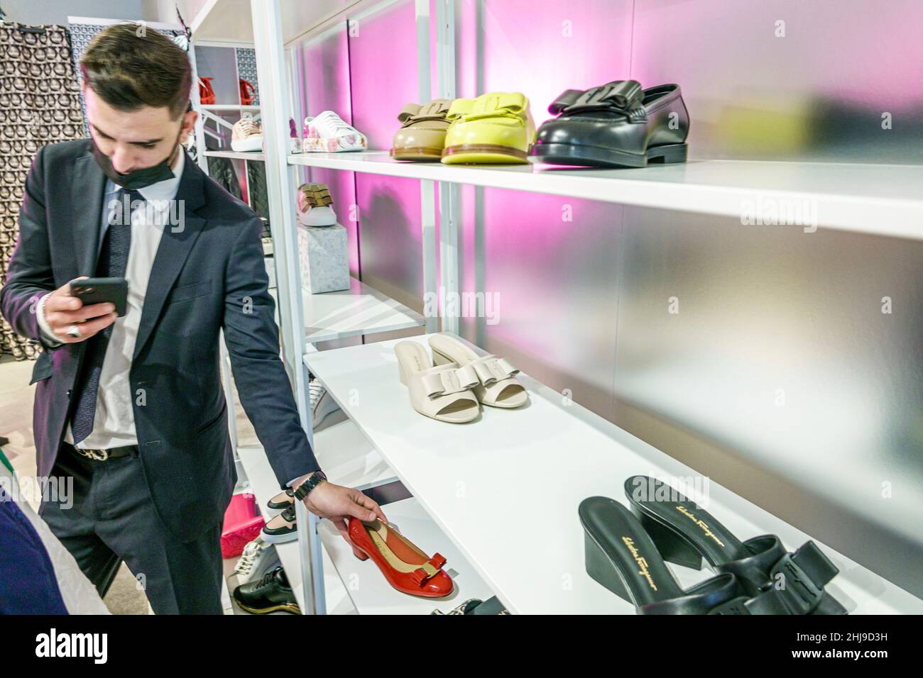 Miami Florida Design District shopping Salvatore Ferragamo diseñador  italiano de moda de lujo dentro de la tienda de venta de zapatos hombre  vendedor inteligente Fotografía de stock - Alamy