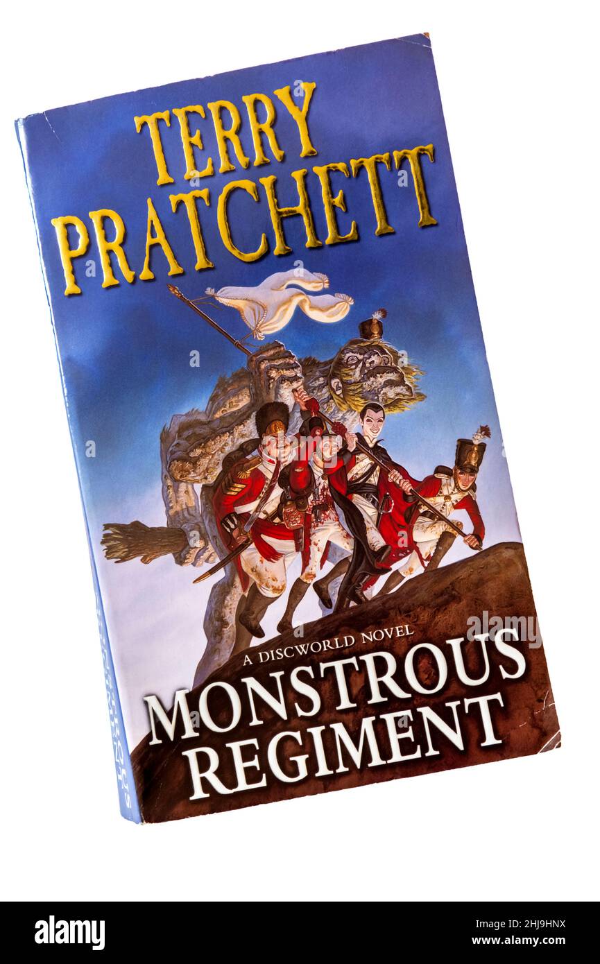 Una copia en papel de Monstrous Regiment de Terry Pratchett. Fue la novela de 31st de la serie Discworld y publicada en 2003. Foto de stock