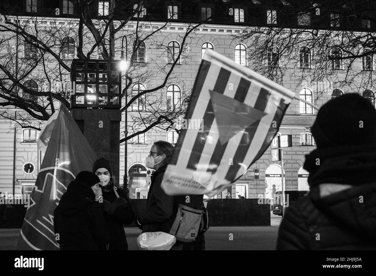 A En el Día Internacional del Recuerdo de las Víctimas del Holocausto / 77th aniversario de la Liberación del Campo de Concentración de Auschwitz, el VVN-BDA (Unión de Perseguidores del Régimen Nazi - Federación de Antifascistas) Conmemoró a las víctimas del nacionalsocialismo y apeló contra el revisionismo histórico de los nuevos partidos y organizaciones populistas de derecha. El grupo protestó en Munich, Alemania, el 27 de enero de 2022. (Foto de Alexander Pohl/Sipa USA) Foto de stock