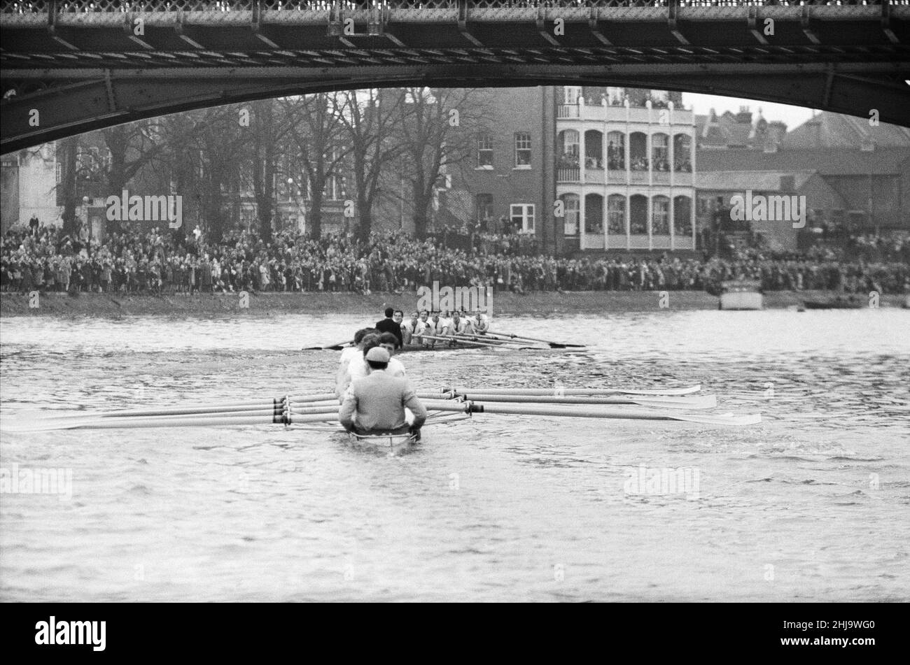 Oxford Versus Cambridge Boat Race, on the River Thames, London, 23rd de marzo de 1963 La Boat Race 109th tuvo lugar el 23 de marzo de 1963. El evento, que se celebra anualmente, es una carrera de remo en paralelo entre equipos de las universidades de Oxford y Cambridge a lo largo del río Támesis. La carrera, umpired por Gerald Ellison, el Obispo de Chester, fue ganada por Oxford con un margen ganador de cinco longitudes. Foto tomada el 23rd de marzo de 1963 Foto de stock