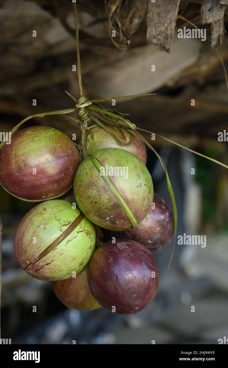 La Foto Muestra Varias Frutas Tropicales Púrpura Una Fruta Se Corta Y El Interior Es Visible 9790