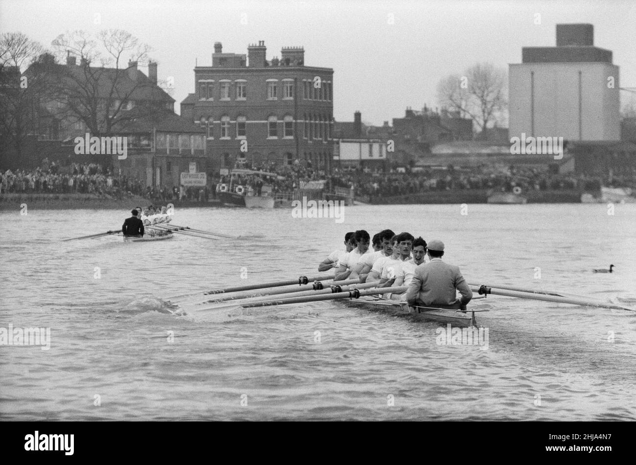 Oxford Versus Cambridge Boat Race, on the River Thames, London, 23rd de marzo de 1963 La Boat Race 109th tuvo lugar el 23 de marzo de 1963. El evento, que se celebra anualmente, es una carrera de remo en paralelo entre equipos de las universidades de Oxford y Cambridge a lo largo del río Támesis. La carrera, umpired por Gerald Ellison, el Obispo de Chester, fue ganada por Oxford con un margen ganador de cinco longitudes. Foto tomada el 23rd de marzo de 1963 Foto de stock