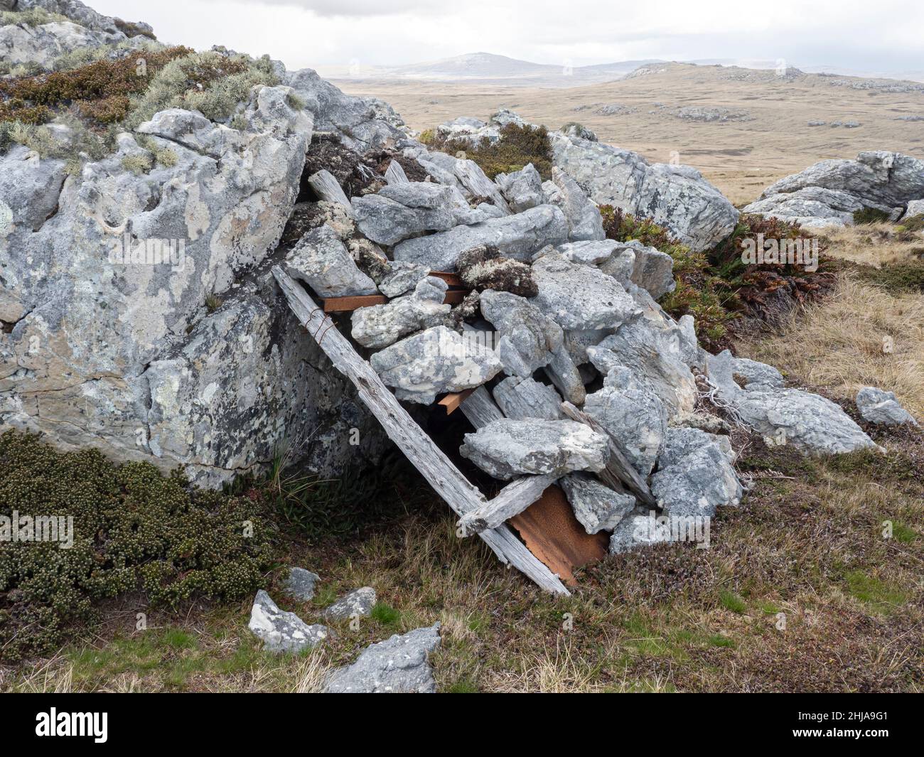 Albergue temporal argentino utilizado durante el conflicto de 1982 en Mt. Tumbledown, Falklands. Foto de stock
