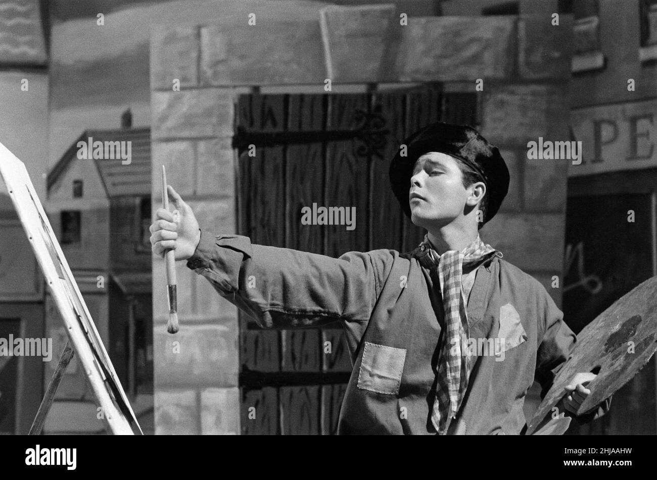 Cliff Richard en el conjunto de la película Vacaciones de verano, la pintura con un pincel y caballete. 19th de julio de 1962. Foto de stock