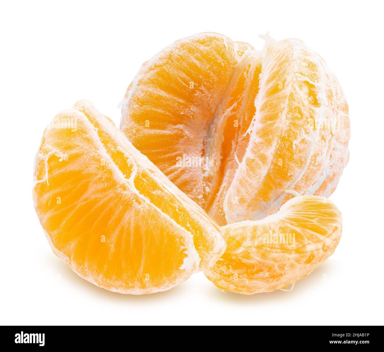 segmentos pelados de tangerina dulce aislados sobre fondo blanco con ruta de corte. Foto de stock