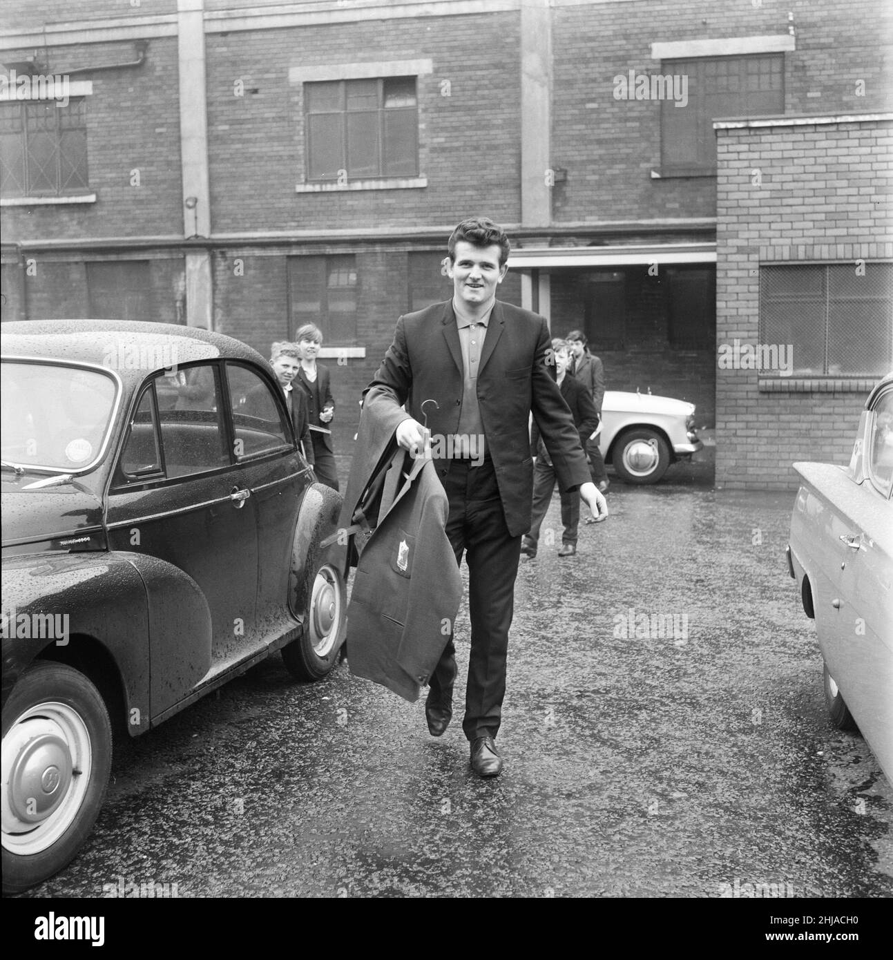 El portero de Liverpool Tommy Lawrence recoge su nuevo traje antes de la  gira del equipo por los Estados Unidos. 21st de abril de 1964 Fotografía de  stock - Alamy