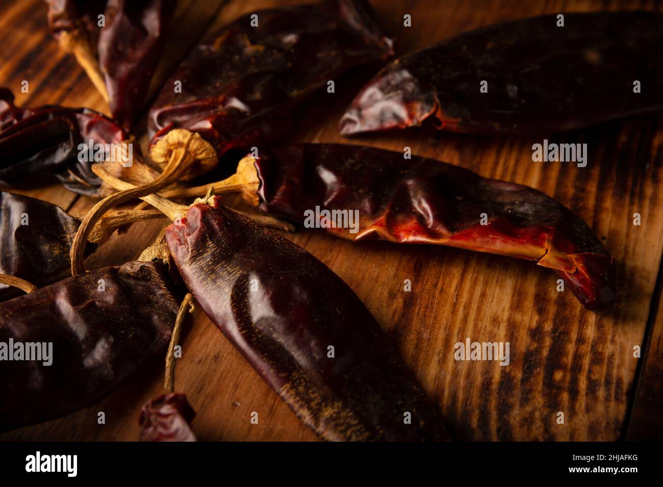 Chile Guajillo. Este chile mexicano es la forma seca de chile mirasol y